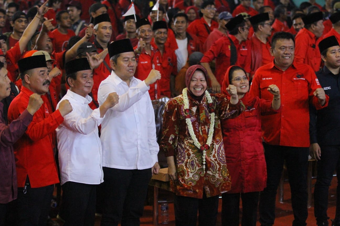 RAKERCABSUS - Ribuan kader PDI Perjuangan menghadiri acara Rapat Kerja Cabang Khusus (Rakercabsus) di Lapangan Tenis Indoor GOR Sidoarjo siap menangkan Paslon Mas Iin dan Edy Widodo serta Risma dan Gus Hans, Minggu (22/09/2024).