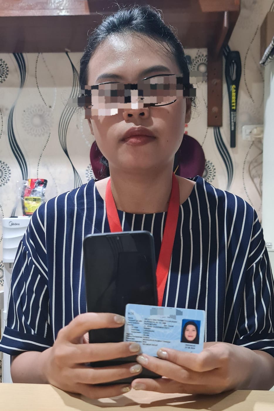 SELUNDUPKAN - Seorang ibu muda, SAD warga Sidoarjo nekat menyelundupkan smartphone (HP) ke Lapas Sidoarjo dengan modus diselipkan dalam diaper yang sedang dikenakan bayinya, Jumat (20/09/2024) kemarin.