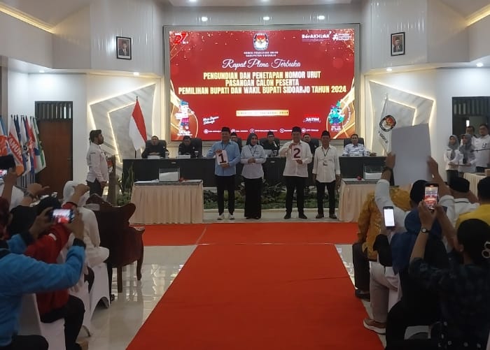 NOMOR URUT - KPU melaksanakan pengundian nomor urut Paslon Bupati dan Wakil Bupati Sidoarjo dengan hasil Paslon Subandi - Mimik Idayana nomor urut 1 dan Achmad Amir Aslichin - Edy Widodo dengan nomor urut 2 di Aula KPU Sidoarjo, Senin (23/09/2024) sore.