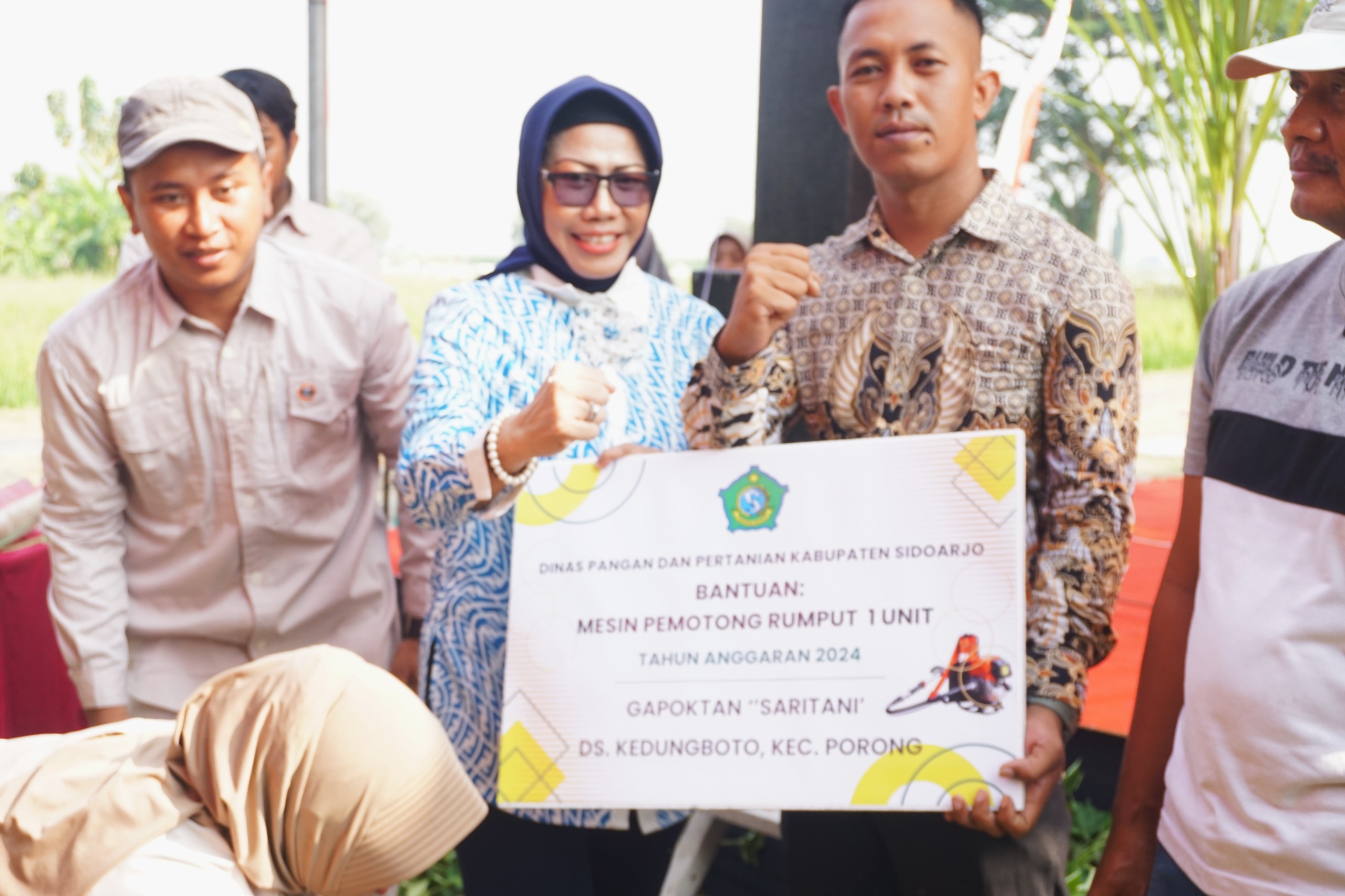 GERDAL - Sekda Kabupaten Sidoarjo, Dr Fenny Apridawati membuka secara langsung acara Gerakan Pengendalian (Gerdal) Organisme Pengganggu Tumbuhan (OPT) tikus di Desa Kedungboto, Kecamatan Porong, Sidoarjo, Selasa (24/09/2024). 