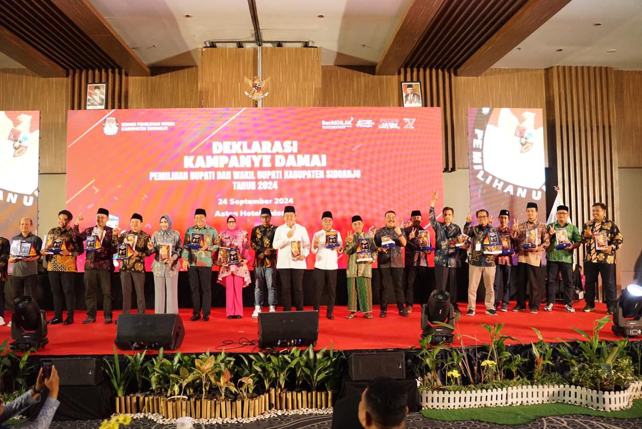 DEKLARASI DAMAI - KPU Sidoarjo menggelar Deklarasi Damai Pilkada Sidoarjo 2024 yang ditandai dengan tanda tangan kedua Paslon dan partai pendukungnya di Ballroom Aston Hotel Sidoarjo, Selasa (24/09/2024) sore.