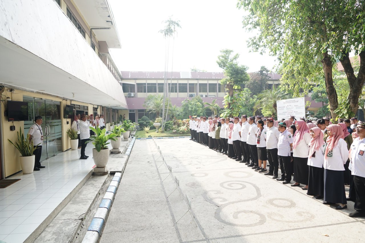 APEL - Penjabat Sementara (Pjs) Bupati Sidoarjo, Muhammad Isa Anshori memimpin apel perdana Aparatur Sipil Negara (ASN) di lapangan Apel Kantor Sekretaris Daerah (Sekda) Kabupaten Sidoarjo, Rabu (25/09/2024).