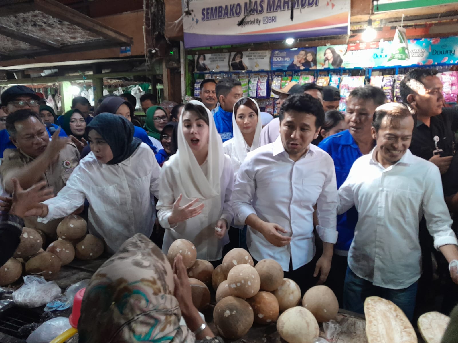 SAPA - Cawagub Jatim, Dr Emil Elestianto Dardak menyapa para pedagang Pasar Tradisional Desa Larangan, Kecamatan Candi, Sidoarjo untuk menampung keluhan di lapangan, Kamis (26/09/2024).