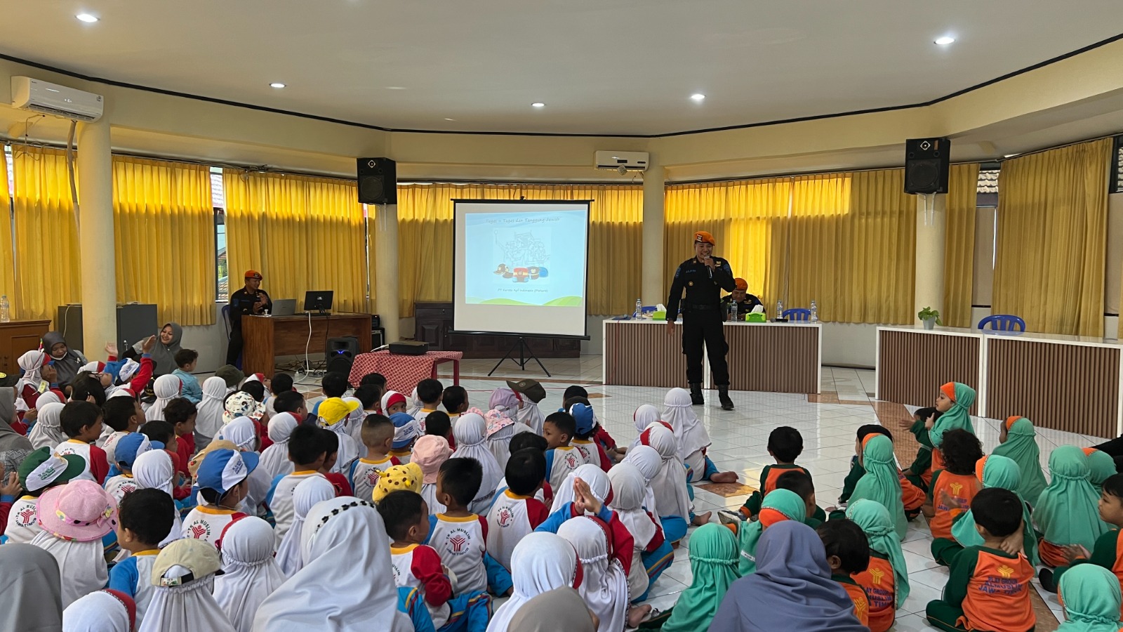 PERINGATAN - Siswa KB TK Al Muslim memperingati Hari Kereta Api yang jatuh pada tanggal 28 September dengan membuat acara tentang sarana dan prasarana perkeretaapian di sekolah, Jumat (27/09/2024).