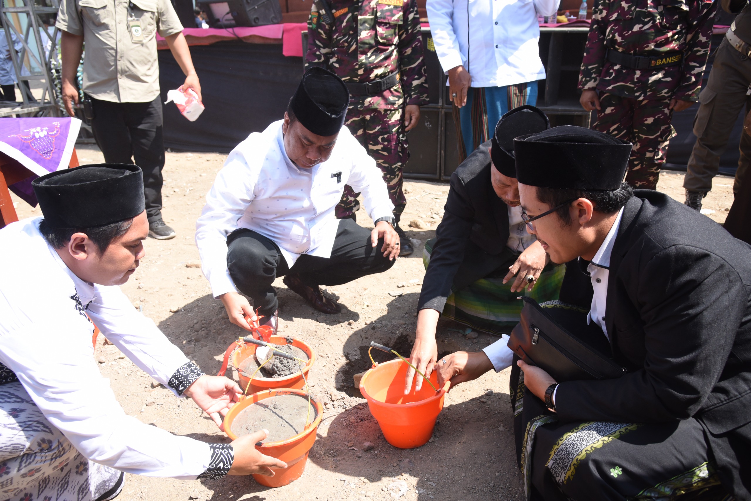 BATU PERTAMA - Pjs Bupati Sidoarjo Muhammad Isa Anshori serta Kepala Dinas Pendidikan dan Kebudayaan Pemkab Sidoarjo Tirto Adi di acara Peningkatan Iman dan Taqwa 1446 Hijriyah dan Pembangunan Gedung Sport Center di SMP Negeri 3 Krian, Sabtu (28/09/2024).