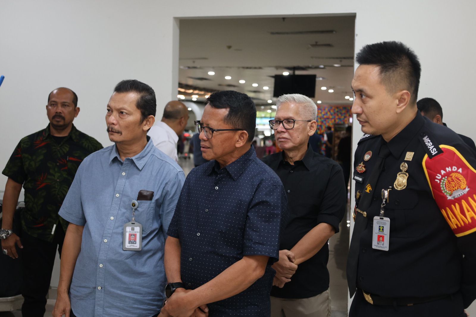 KUNJUNGAN - Menteri Hukum dan HAM, Supratman Andi Agtas melakukan kunjungan kerja ke Tempat Pemeriksaan Imigrasi (TPI) di Bandara Internasional Juanda, Sidoarjo didampingi Kakanwil Kemenkumham Jatim, Heni Yuwono, Sabtu (28/09/2024).