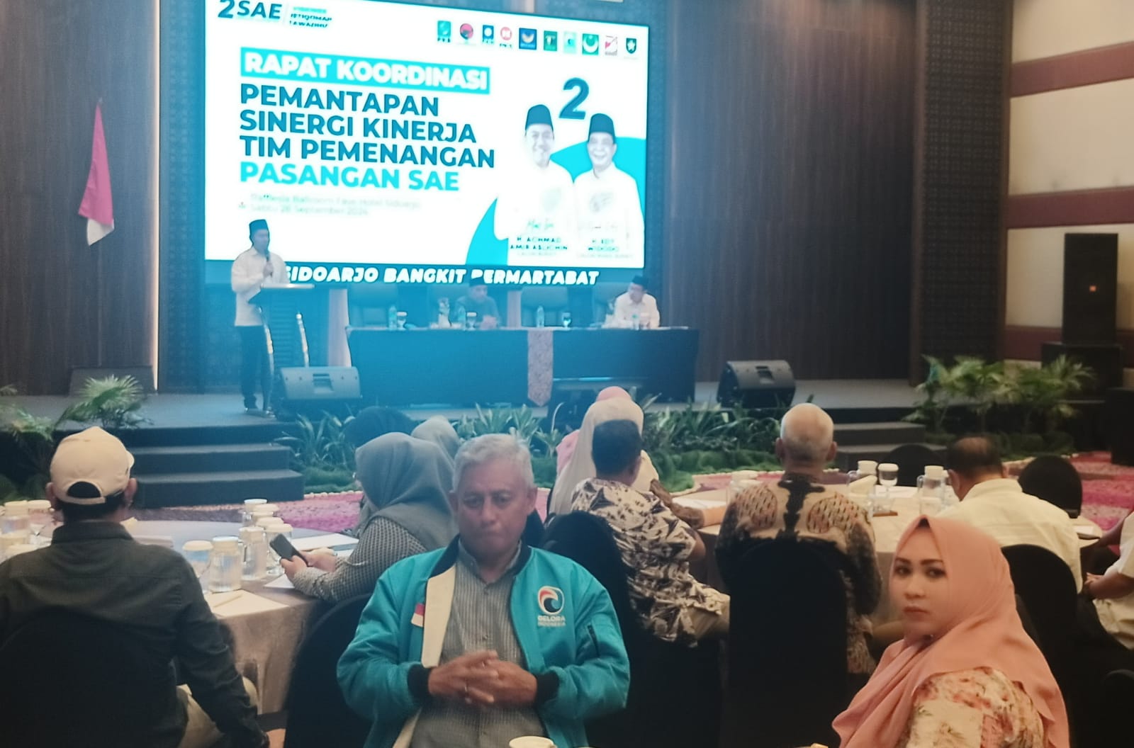 PAPARAN - Cabup Sidoarjo, Achmad Amir Aslichin (Mas Iin) dan Ketua Tim Pemenangan H Usman M Kes menyampaikan paparan di hadapan ratusan tim pemenangan dari partai pendukung dan pengusung di Hall Fave Hotel, Sidoarjo, Sabtu (28/09/2024) sore.
