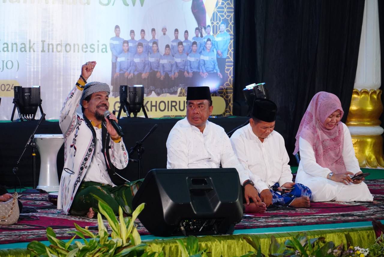 BERSHALAWAT - Pjs Bupati Sidoarjo, Muhammad Isa Anshori hadir di tengah-tengah ratusan pengurus dan anggota IGTKI bershalawat bersama dalam pengajian rutin Malam Ahad Pahing di Pendopo Delta Wibawa , Sabtu (28/09/2024) malam.