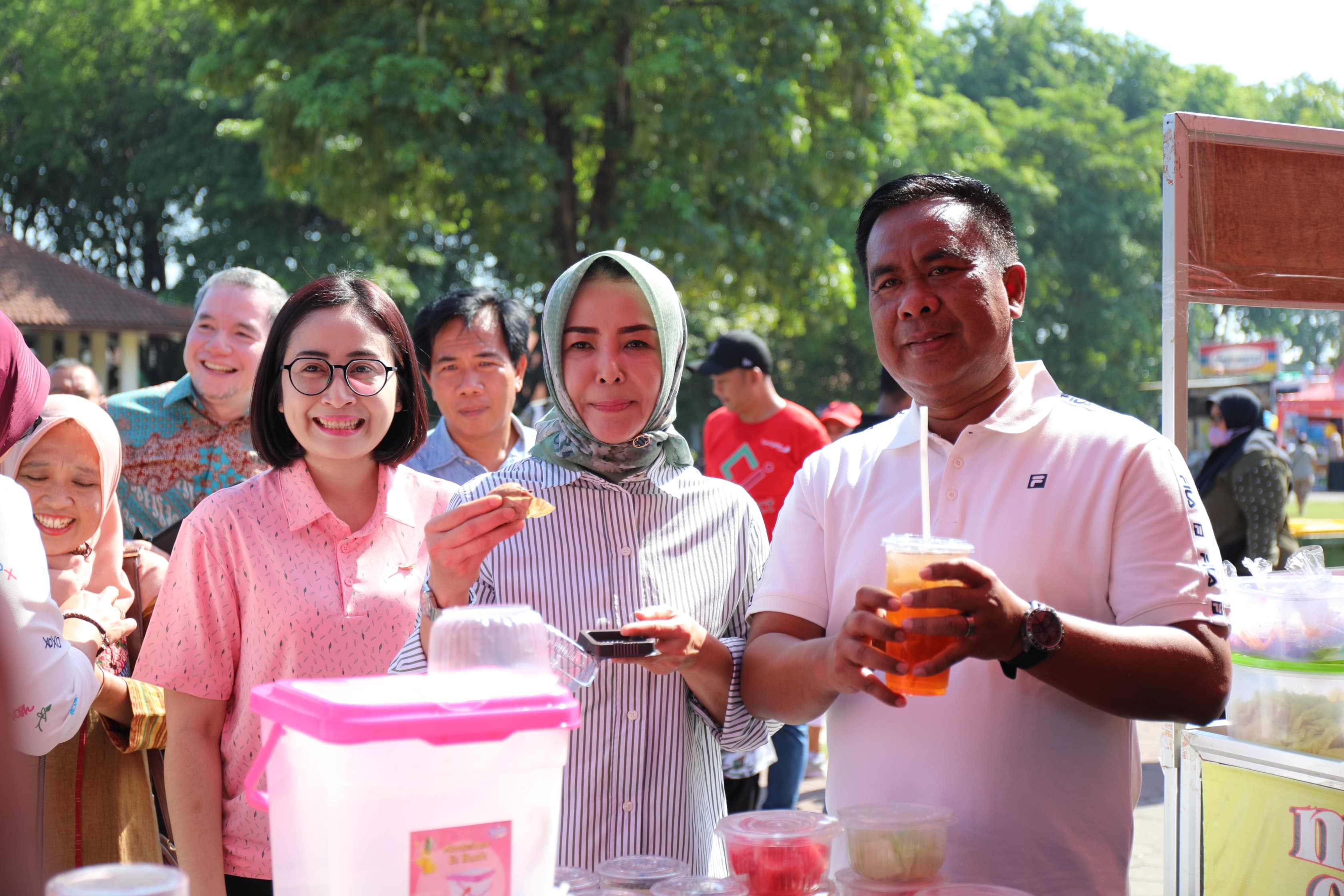 FESTIVAL - Penjabat Sementara (Pjs) Bupati Sidoarjo, Muhammad Isa Anshori beserta istri menghadiri acara Festival UMKM yang digelar di Alun-Alun Sidoarjo, Minggu (29/09/2024). 