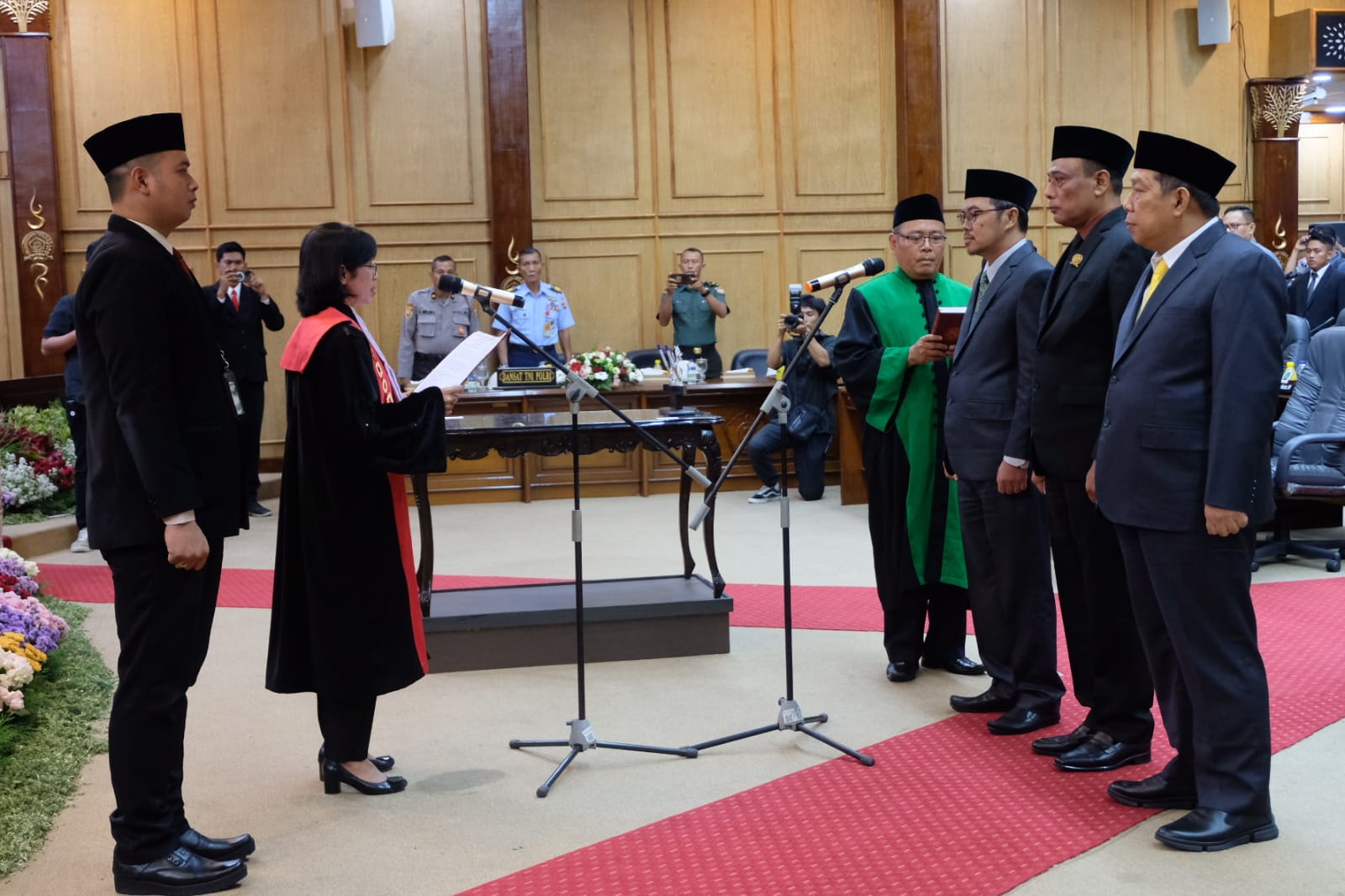 SUMPAH - Tiga pimpinan definitif DPRD Sidoarjo disahkan dalam rapat Paripurna Pengucapan Sumpah dan Janji Pimpinan DPRD Kabupaten Sidoarjo masa jabatan 2024 - 2029 dihadiri Pjs Bupati Sidoarjo, Dr Muhammad Isa Anshori, Senin (30/09/2024).