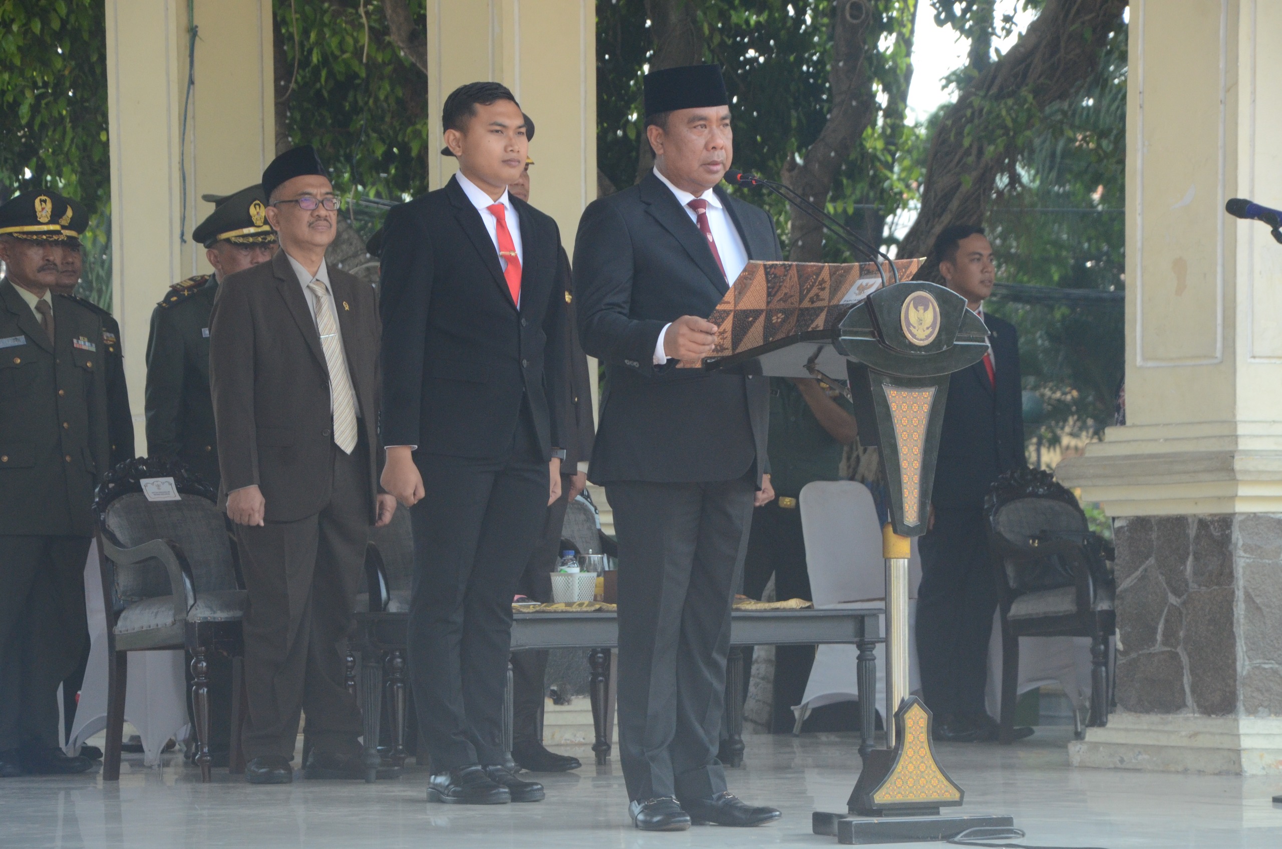 UPACARA - Pjs Bupati Sidoarjo, Muhammad Isa Anshori memimpin upacara Hari Kesaktian Pancasila Tahun 2024 di Alun-Alun Sidoarjo, Selasa (01/10/2024).