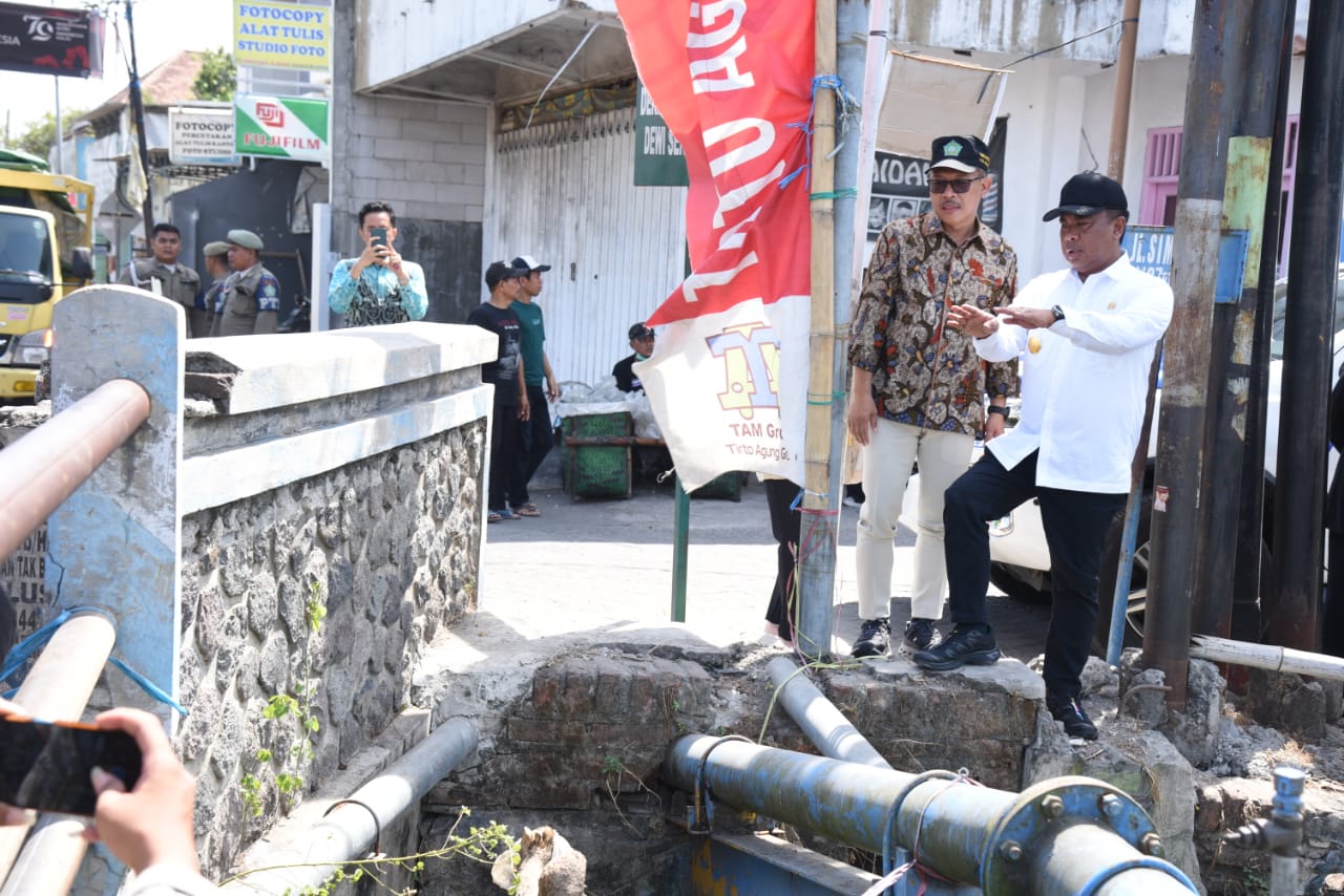 SIDAK - Pjs Bupati Sidoarjo, Muhammad Isa Anshori didampingi Kepala Dinas PUBM dan SDA Pemkab Sidoarjo, Dwi Eko Saptono mengecek kondisi Jembatan Bluru Kidul, Kecamatan Sidoarjo yang ambles dan hasil sidak meminta perbaikan, Selasa (01/10/2024).