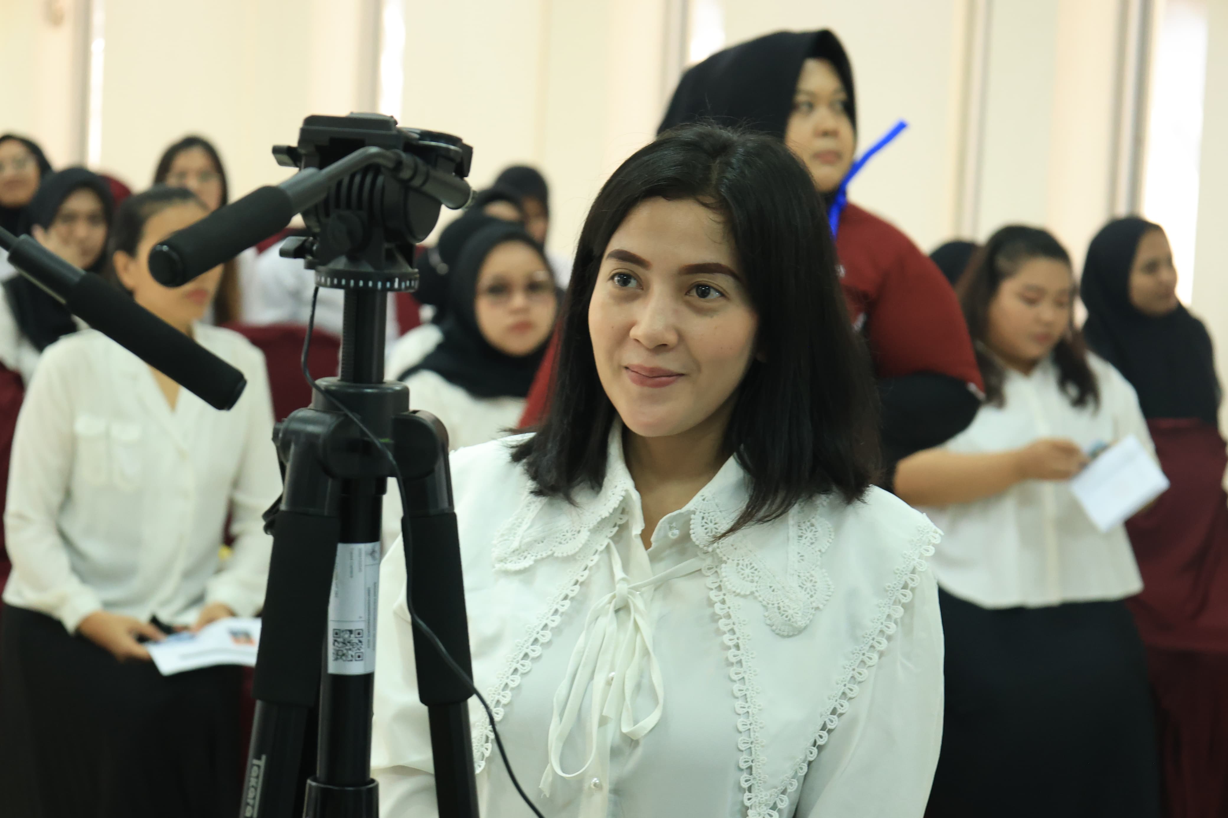 SELEKSI - Kakanwil Kemenkumham Jatim, Heni Yuwono mengecek prosesi seleksi sebanyak 200 peserta yang mengikuti rangkaian Seleksi Calon Notaris di Badan Kepegawaian Negara (BKN) Kanreg II Surabaya, Rabu (02/10/2024). 