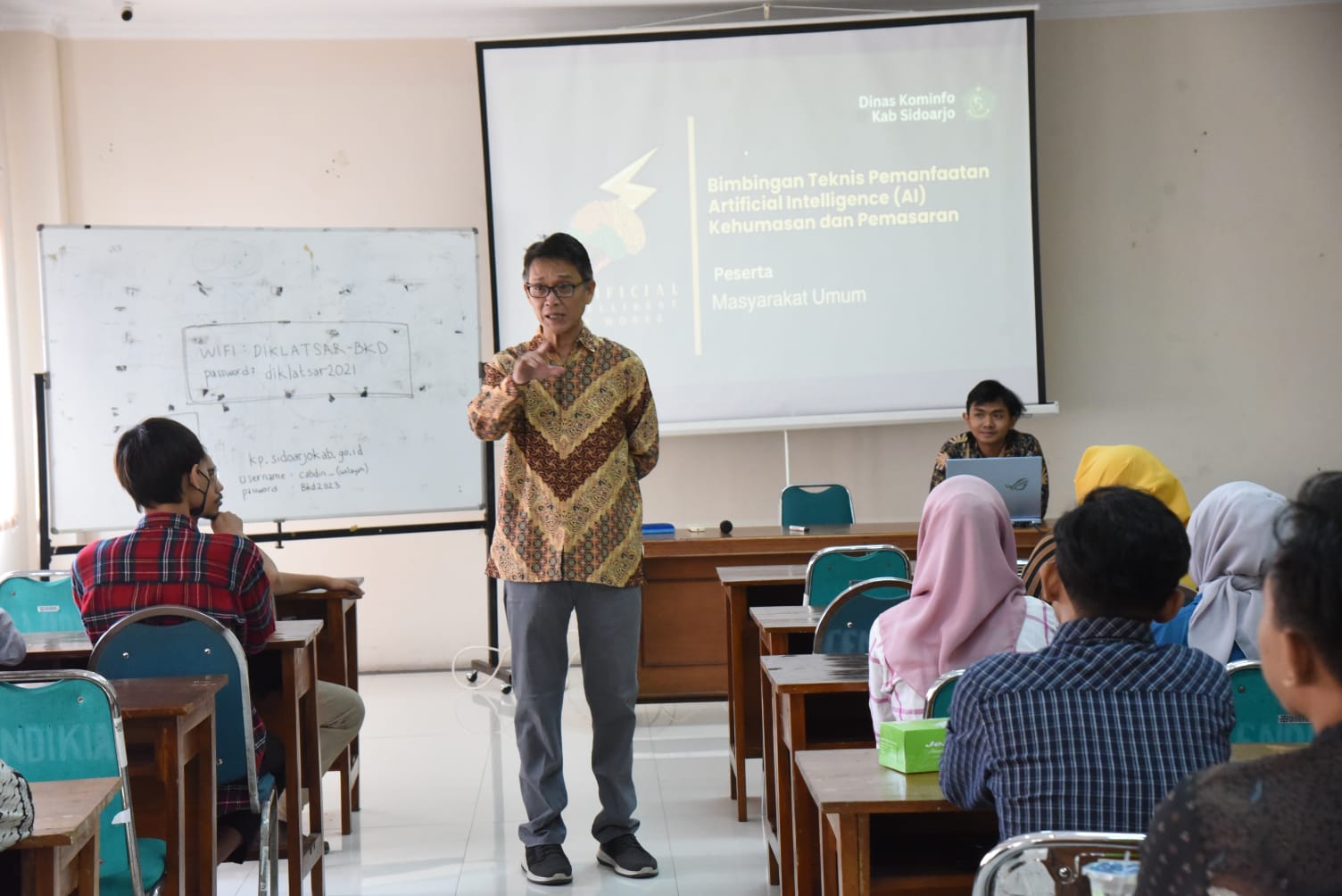 PELATIHAN - Dinas Komunikasi dan  Informatika (Kominfo) Pemkab Sidoarjo mengajari pelaku Usaha Mikro Kecil dan Menengah (UMKM), komunitas dan mahasiswa memanfaatkan teknologi Artificial Intelligence (kecerdasan buatan) di Kantor BKD, Selasa (01/10/2024).