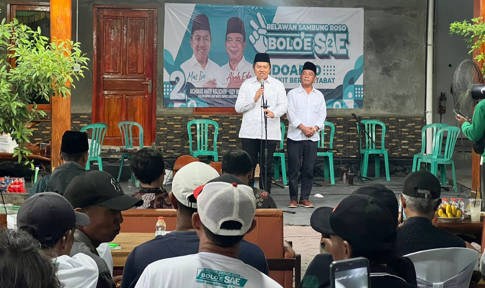POSKO RELAWAN - Paslon Bupati dan Wabup Sidoarjo, Achmad Amir Aslichin dan Edy Widodo meresmikan Posko Pemenangan Relawan Sambung Roso Bolo'e SAE menuju Sidoarjo Bangkit, di Desa Suruh, Kecamatan Sukodono, Sidoarjo, Rabu (02/10/2024) sore. 