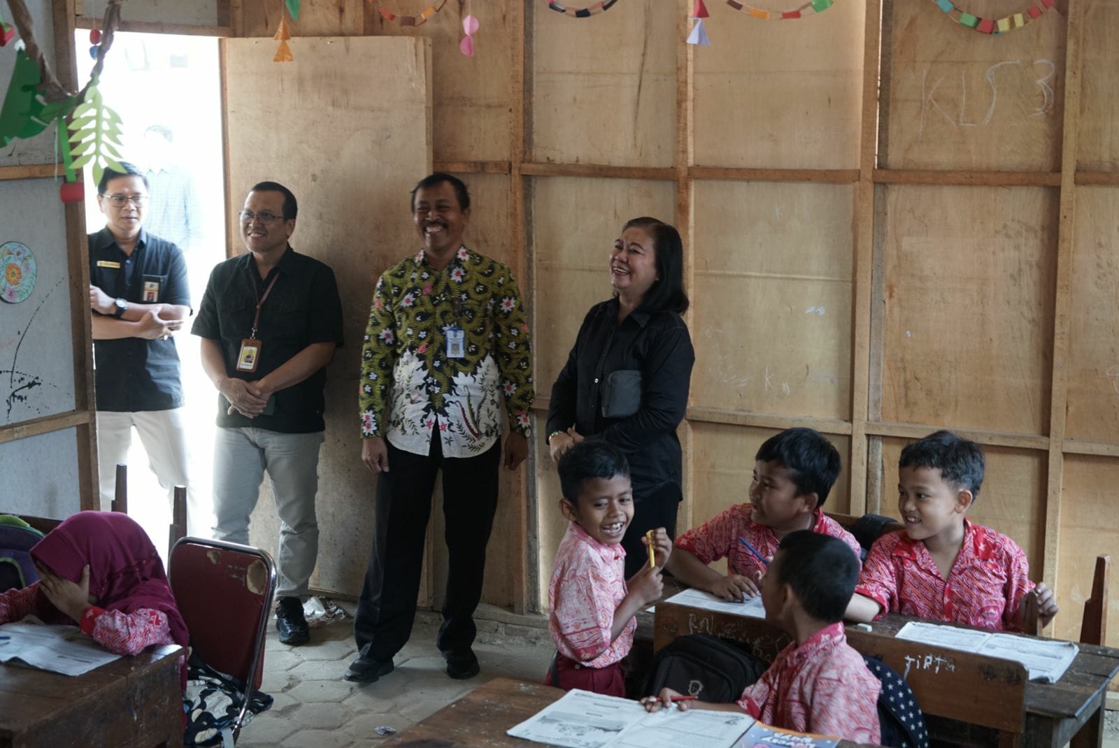 HIBAH - Memperingati Hari Oeang Republik Indonesia (HORI) ke 78 Kanwil DJP Jatim II dan KPP Pratama Ponorogo menggelar Aksi Sosial Peduli Pendidikan berupa hibah aset peralatan sekolah di SDN 1 dan SDN 2 Karangpatihan, Kecamatan Pulung (26/09/2024).