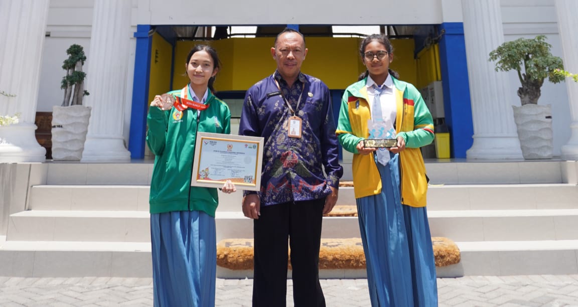 PRESTASI - Siswi SMAN 4 Sidoarjo Ni Putu Dyah Melati Cahyani berfoto bersama Kepala SMAN 4 Sidoarjo Dr Karyanto sambil menunjukkan sejumlah medali yang berhasil diraihnya dari berbagai ajang pertandingan hingga PON XXI di Aceh dan Sumatera Utara (Sumut).