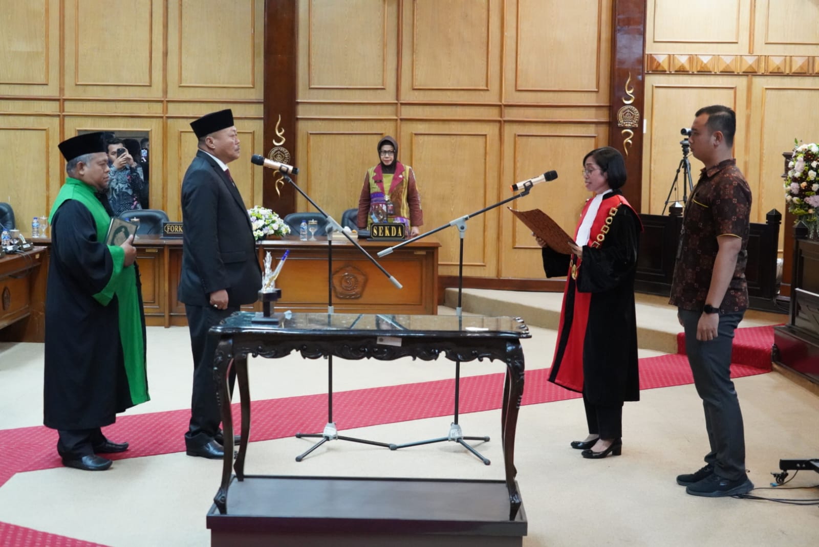 LANTIK - Wakil Ketua I DPRD Sidoarjo, Sutarno (PDI Perjuangan) melengkapi pelantikan 3 pimpinan dewan sebelumnya dan selesainya pembentukan Alat Kelengkapan Dewan (AKD) di DPRD Sidoarjo dalam Rapat Paripurna, Kamis (03/10/2024) sore.