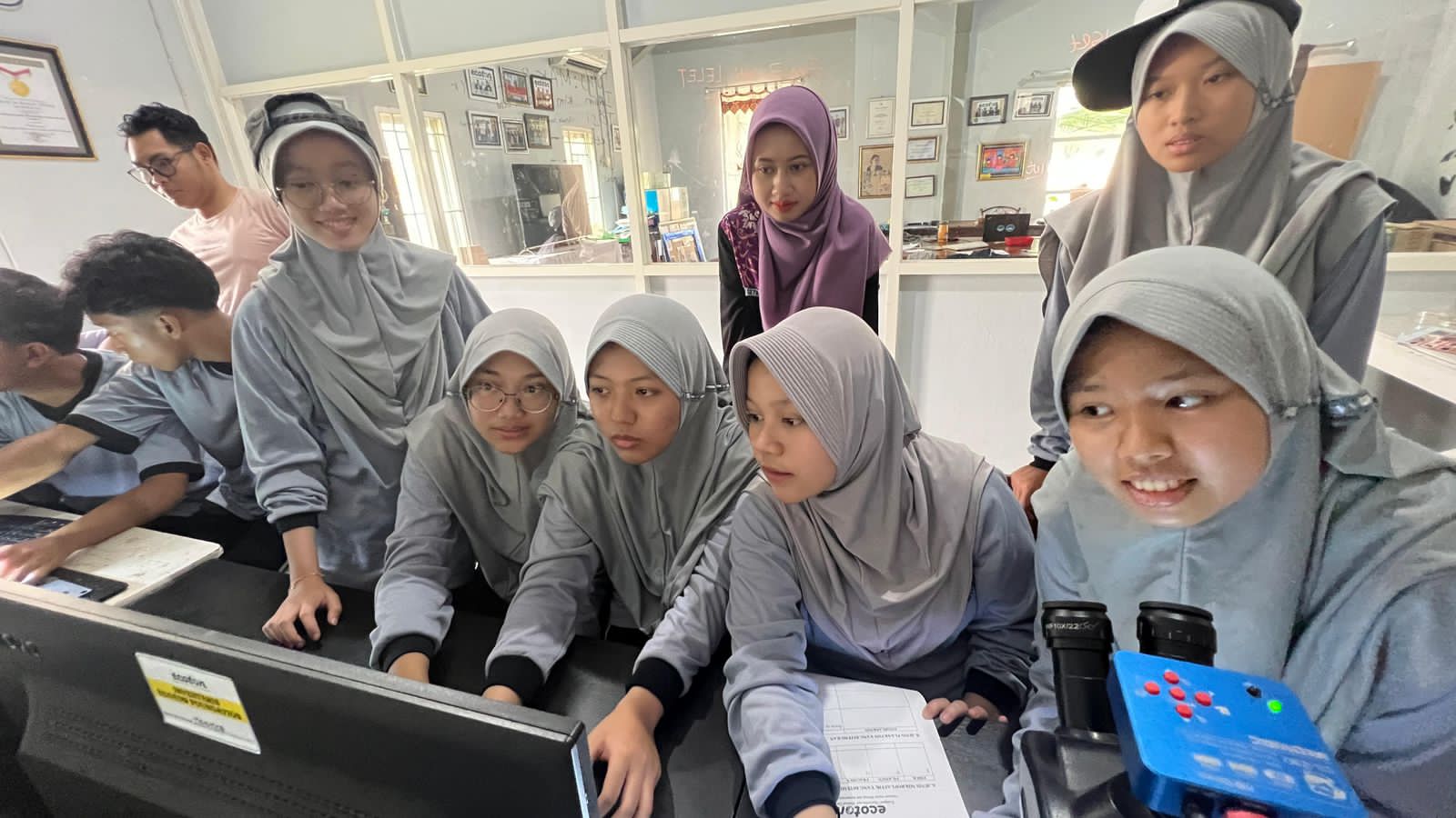 ECOTON - Siswa dan siswi SMA Al Muslim belajar soal kepedulian dan keseimbangan lingkungan di Ecoton, Gresik, Jumat (04/10/2024).