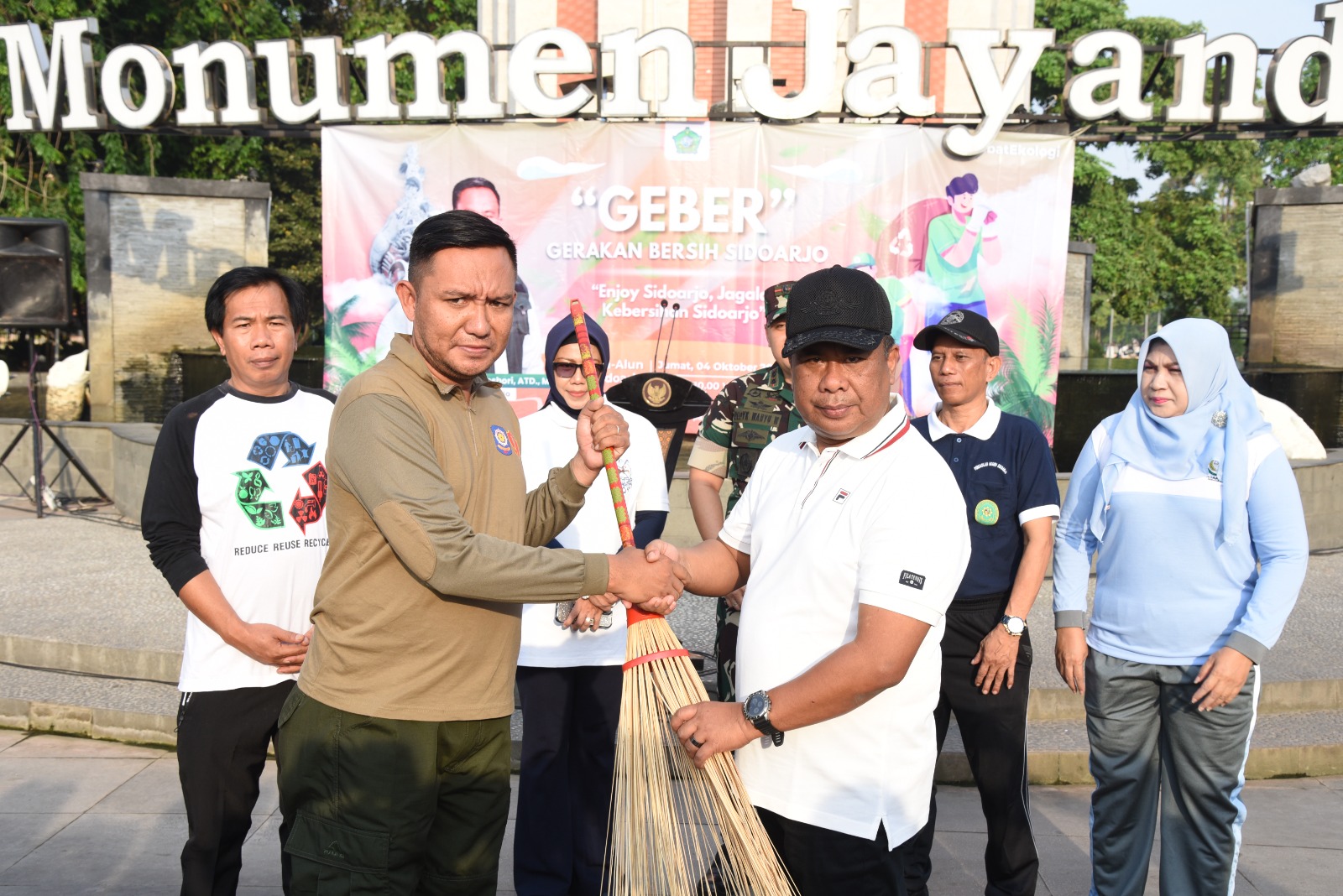 KERJA BAKTI - Sebanyak 15.000 ASN Pemkab Sidoarjo kerja bakti serentak. Berbagai sudut kota dibersihkan dikomandoi Pjs Bupati Sidoarjo, Dr Muhammad Isa Anshori yang ikut bergerak menyapu sampah di Pedestrian Alun - Alun Sidoarjo, Jumat (04/10/2024).