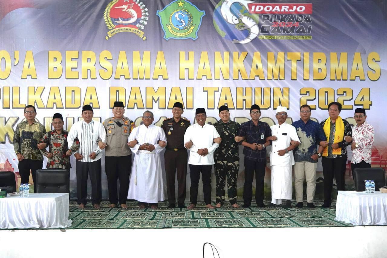 DOA BERSAMA - Kodim 0816 Sidoarjo menggelar acara Doa Bersama untuk mendukung keamanan dan ketertiban masyarakat (Hankamtibmas) menjelang Pilkada Serentak 2024 di Gedung Serbaguna Desa Rangkah Kidul, Kecamatan Sidoarjo, Jumat (04/10/2024). 