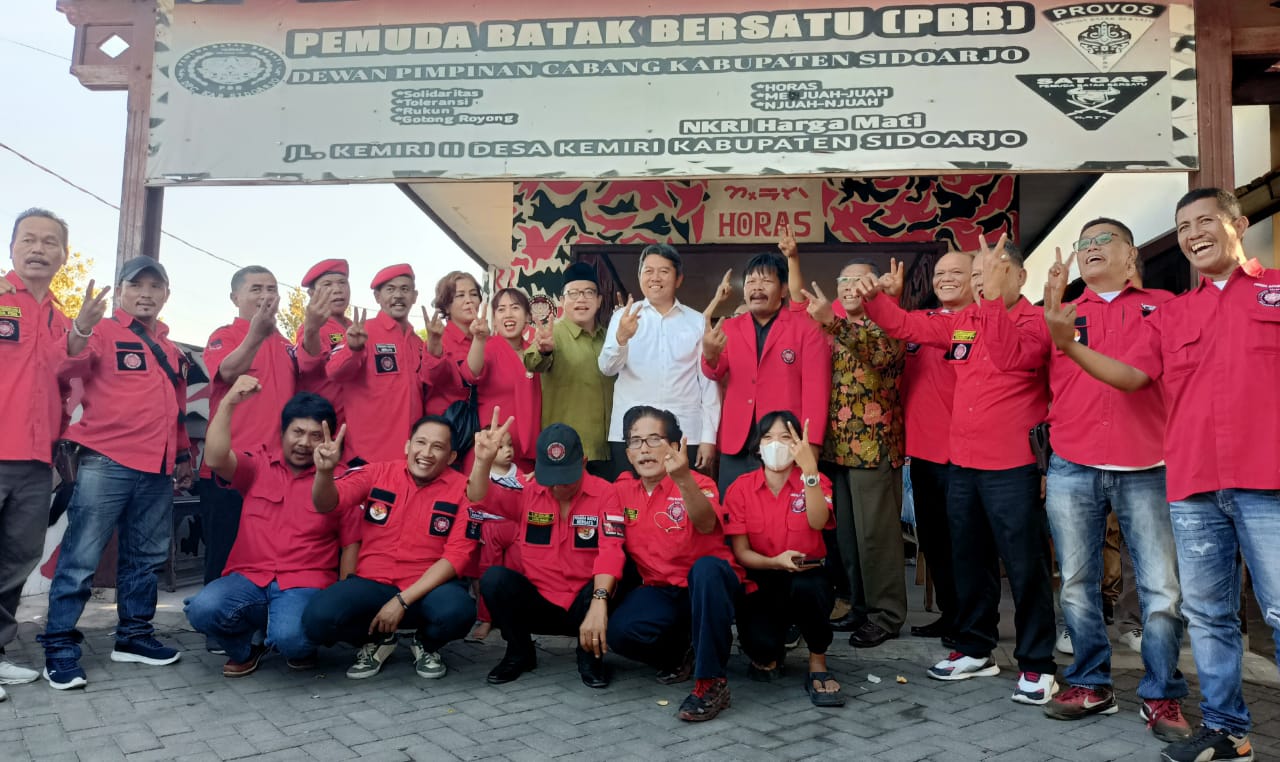 DUKUNG - Para pengurus DPC Pemuda Batak Bersatu (PBB) Sidoarjo memberikan dukungan kepada Paslon Bupati dan Wabup Achmad Amir Aslichin (Mas Iin) dan Edy Widodo (Abah Edy) saat berdialog di kantor DPC PBB Sidoarjo di Kecamatan Buduran, Sabtu (05/10/2024).