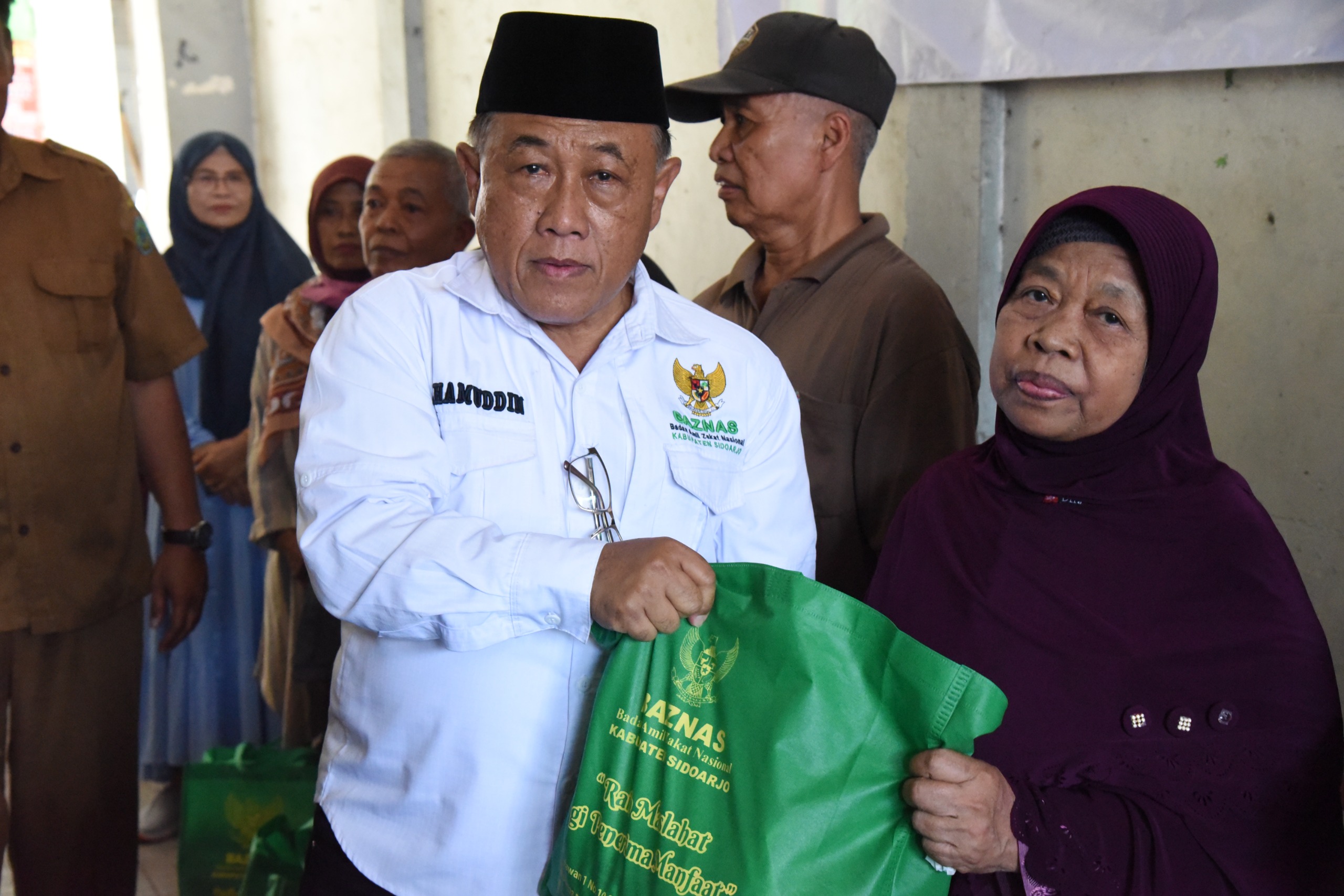 BANTUAN - Sebanyak 297 pedagang Pasar Krian yang menjadi korban kebakaran mendapatkan bantuan sembako dari Dinas Perindustrian dan Perdagangan (Disperindag) dan Baznas Sidoarjo, Senin (07/10/2024).