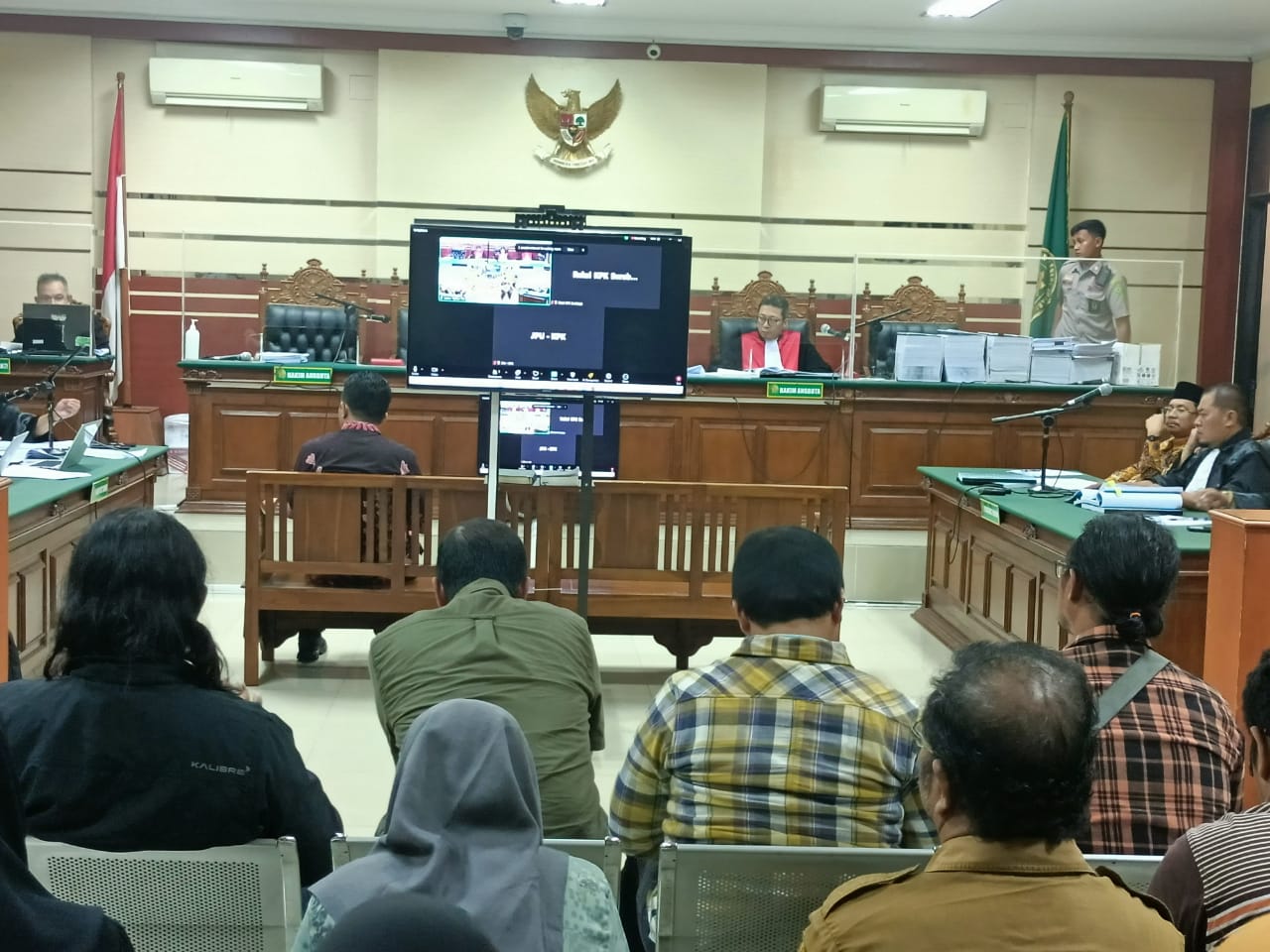 SAKSI - Sidang pemeriksaan saksi dengan terdakwa Bupati Sidoarjo Non Aktif Ahmad Muhdlor berjalan lama lantaran pemeriksaan 5 saksi secara berturut-turut dan memakan waktu berjam-jam di Pengadilan Tipikor Surabaya di Juanda Sidoarjo, Senin (07/10/2024).