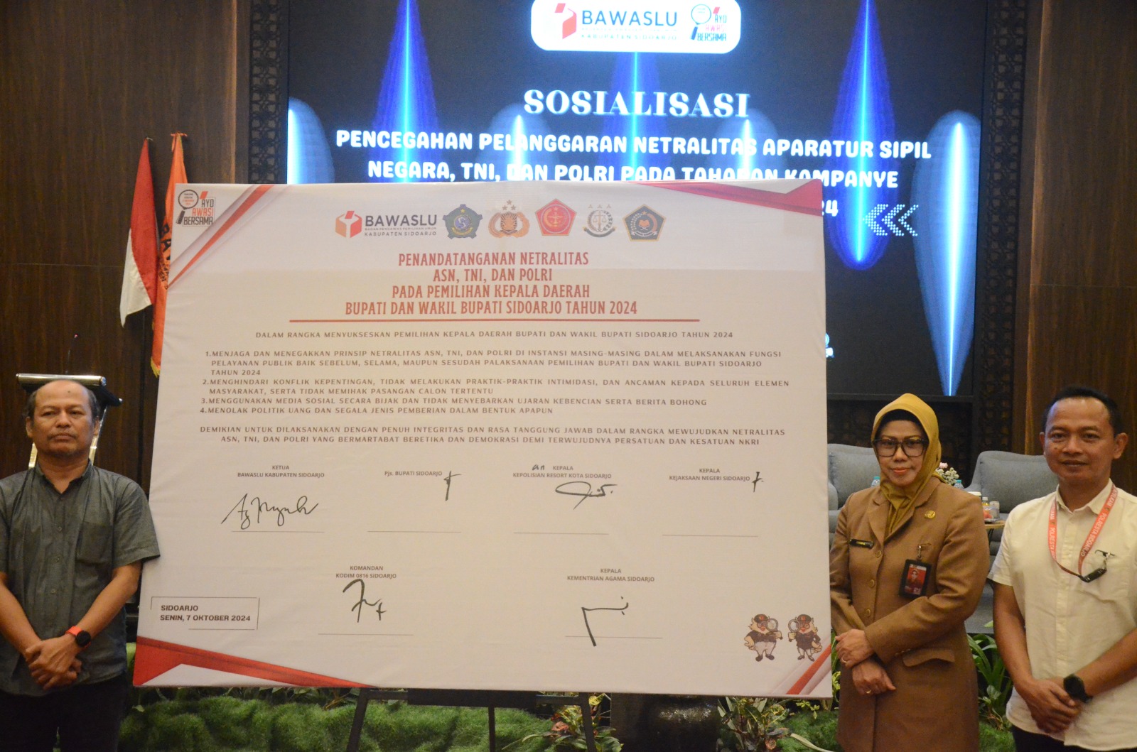 NETRALITAS - Sekda Sidoarjo Dr Fenny Apridawati saat Sosialisasi Pencegahan Pelanggaran Netralitas ASN, TNI dan Polri pada Tahapan Kampanye Pilkada Tahun 2024 di Kabupaten Sidoarjo yang digelar Bawaslu Sidoarjo, di Fave Hotel Sidoarjo, Senin (07/10/2024).