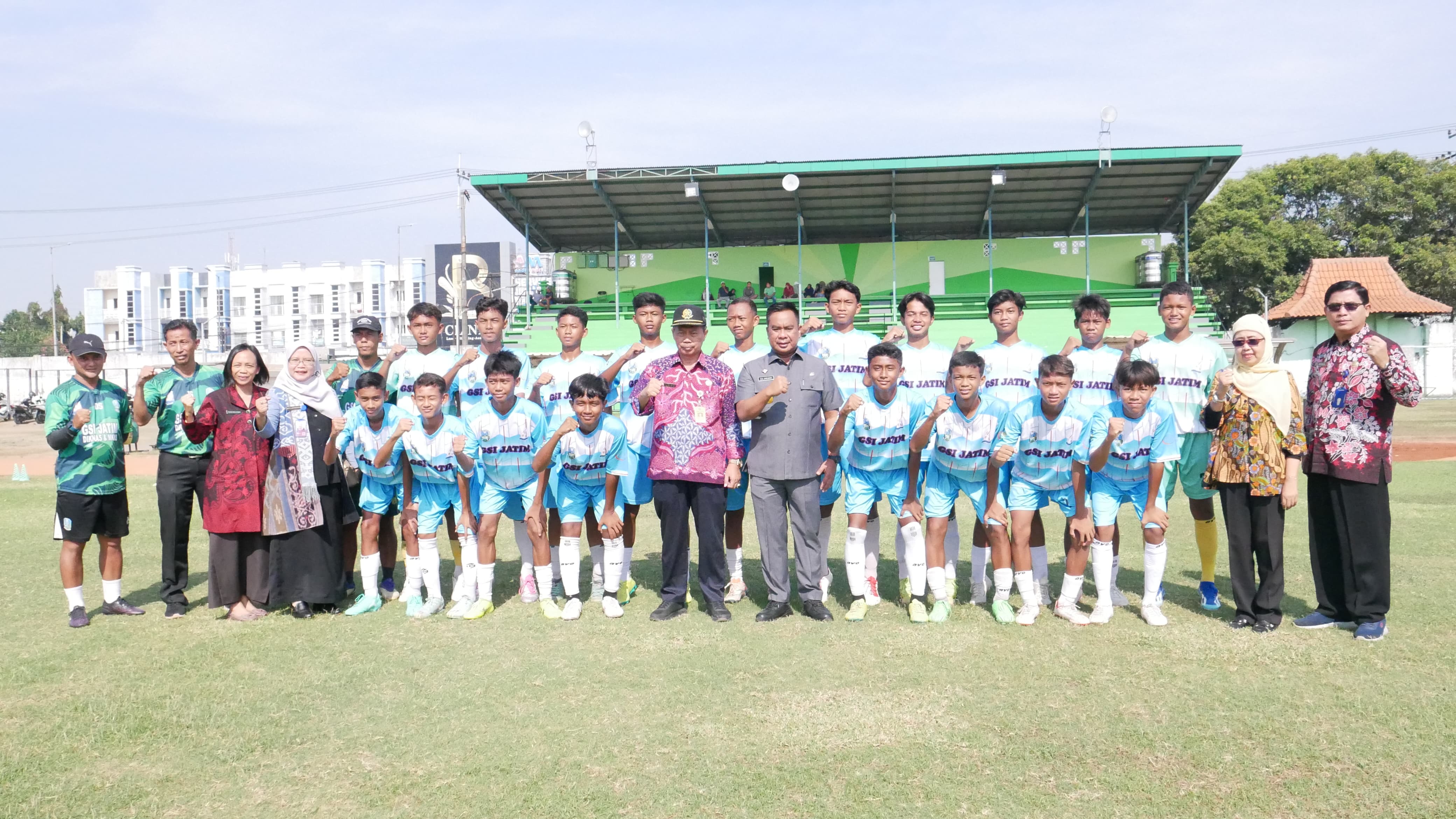 TINJAU - Pjs Bupati Sidoarjo, Muhammad Isa Anshori meninjau langsung persiapan tim sepak bola yang mewakili Provinsi Jawa Timur dalam ajang Gala Siswa Indonesia (GSI) tingkat nasional di Stadion Jenggolo, Sidoarjo, Selasa (08/10/2024).