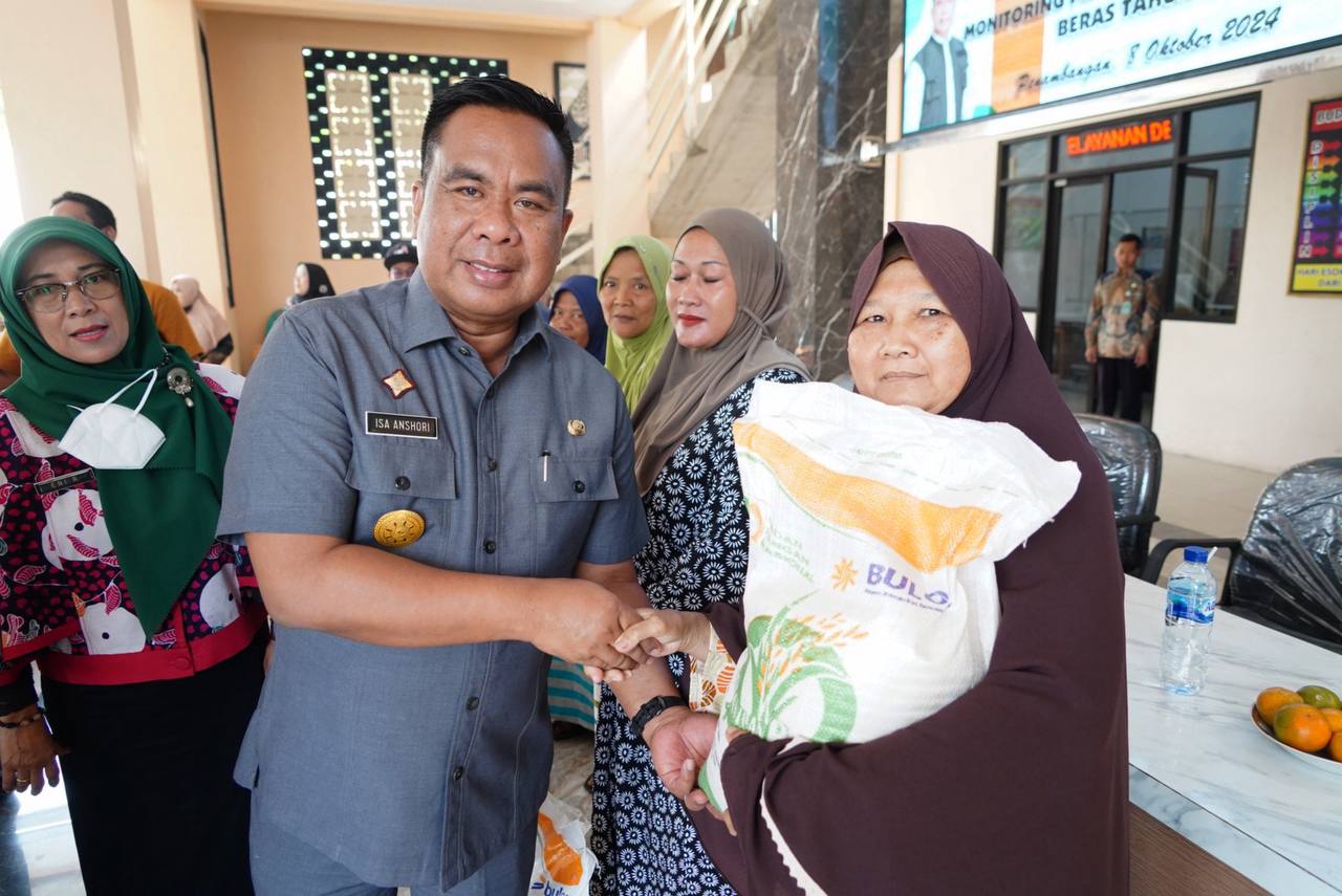 BANTUAN - Pjs Bupati Sidoarjo, Dr Muhammad Isa Anshori melakukan monitoring salur bantuan pangan beras Tahun 2024 di 3 desa yang tersebar di tiga wilayah kecamatan secara maraton di wilayah Sidoarjo Barat, Selasa (08/10/2024).