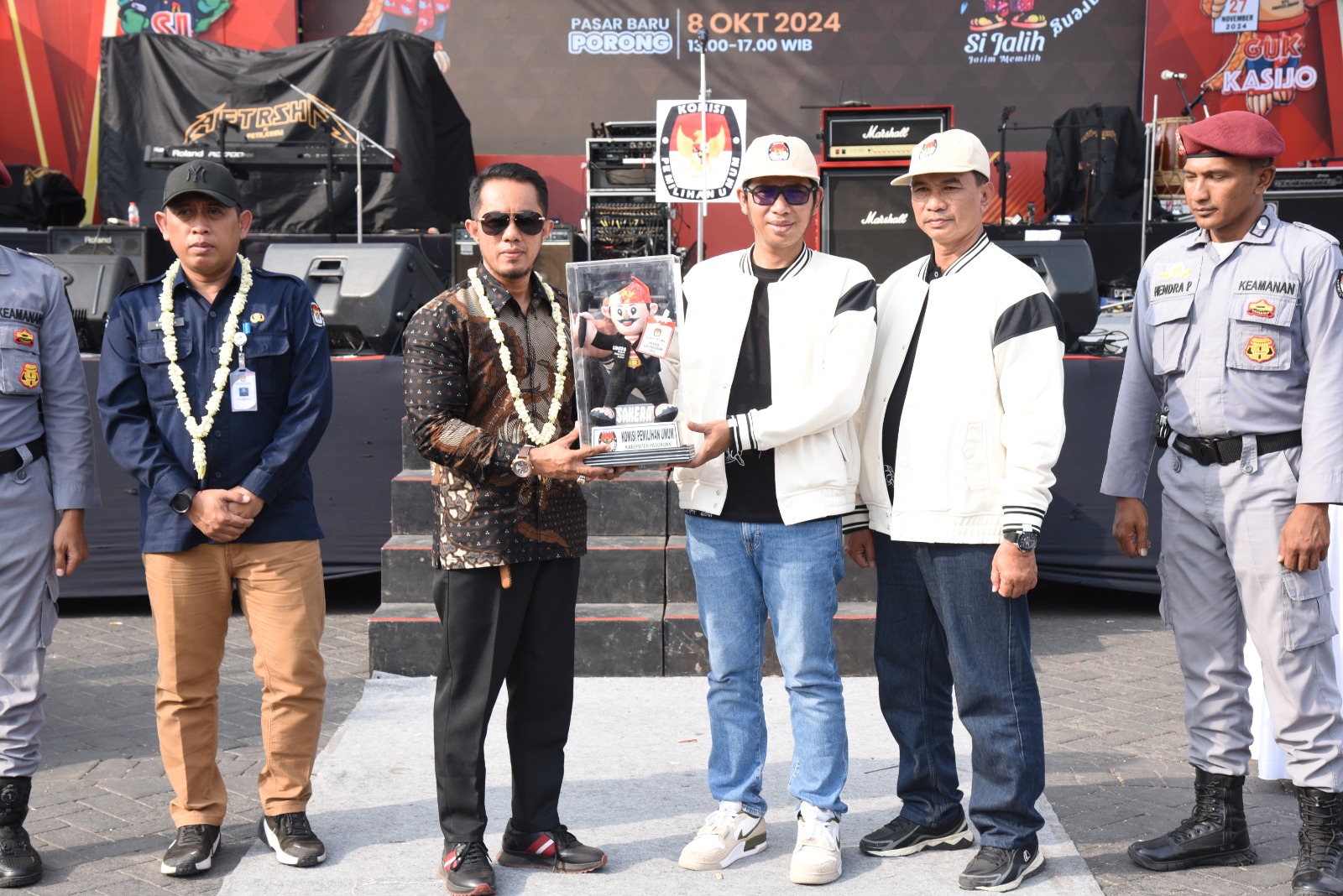 KIRAB - Pjs Bupati Sidoarjo, Dr Muhammad Isa Anshori menyaksikan Kirab Maskot Pilkada 2024 sampai di Kabupaten Sidoarjo yang diterima Ketua KPU Sidoarjo dari Ketua KPU Kabupaten Pasuruan, Selasa (08/10/2024). 
