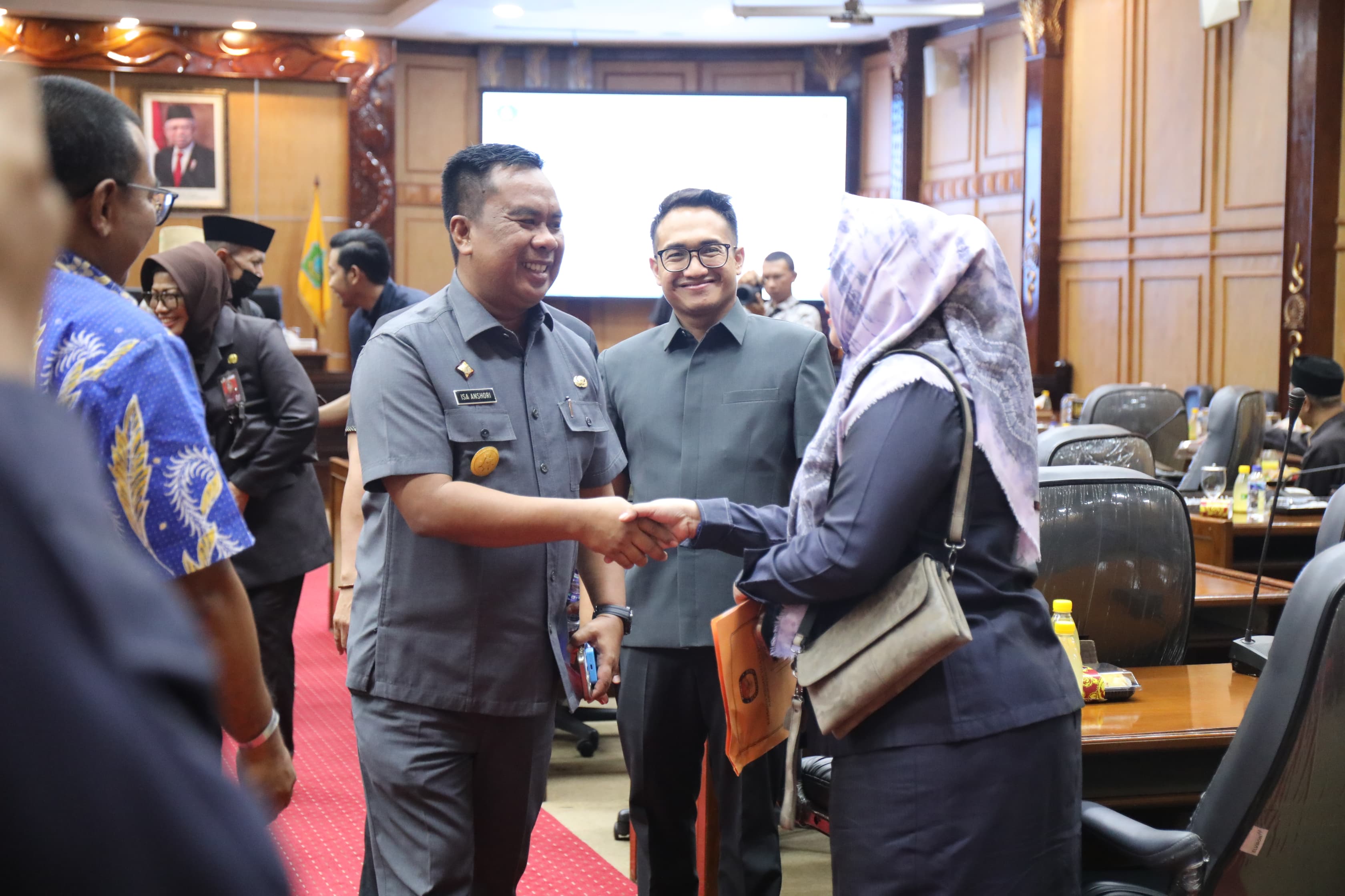 APBD - Pjs Bupati Sidoarjo, Dr Muhammad Isa Anshori saat Rapat Paripurna DPRD Kabupaten Sidoarjo membahas Nota Penjelasan terhadap Raperda mengenai APBD Tahun 2025 di Ruang Rapat Paripurna DPRD Sidoarjo, Selasa (08/10/2024).