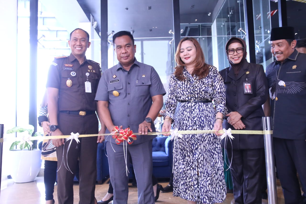 LAUNCHING - Pjs Bupati Sidoarjo Dr Muhammad Isa Ansori didampingi Sekretaris Daerah Kabupaten Sidoarjo Dr Fenny Apridawati dan pejabat lainnya Melaunching Galeri Kriya Kreatif di Hotel Luminor Sidoarjo, Selasa (08/10/2024).