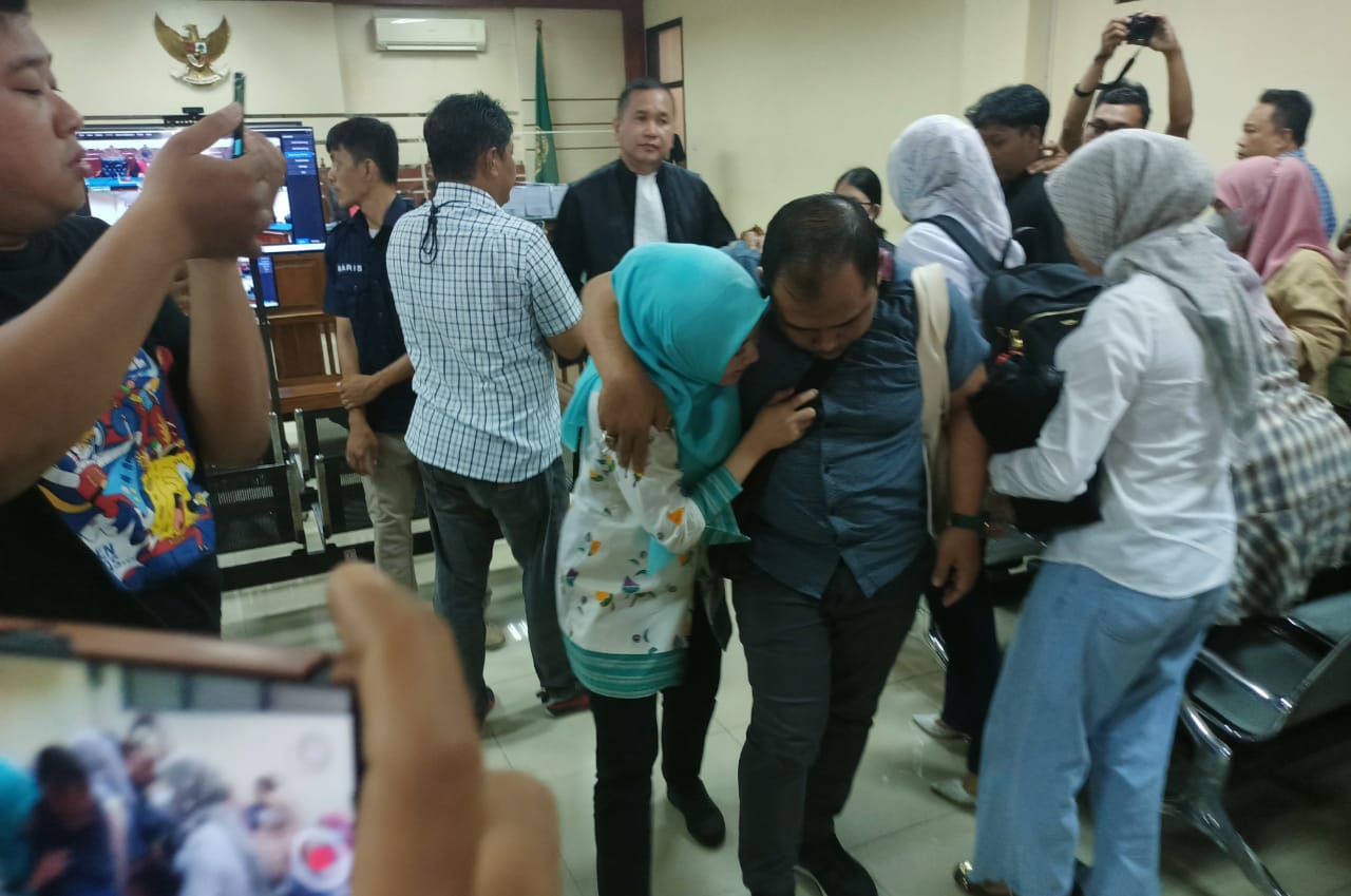 LESU - Mantan Kasubag Umum dan Kepegawaian BPPD Siska Wati divonis tim majelis hakim hukuman 4 tahun penjara dan denda Rp 300 juta subsider kurungan 3 bulan di Ruang Sidang Cakra Pengadilan Tipikor Surabaya di Juanda, Rabu (09/10/2024).