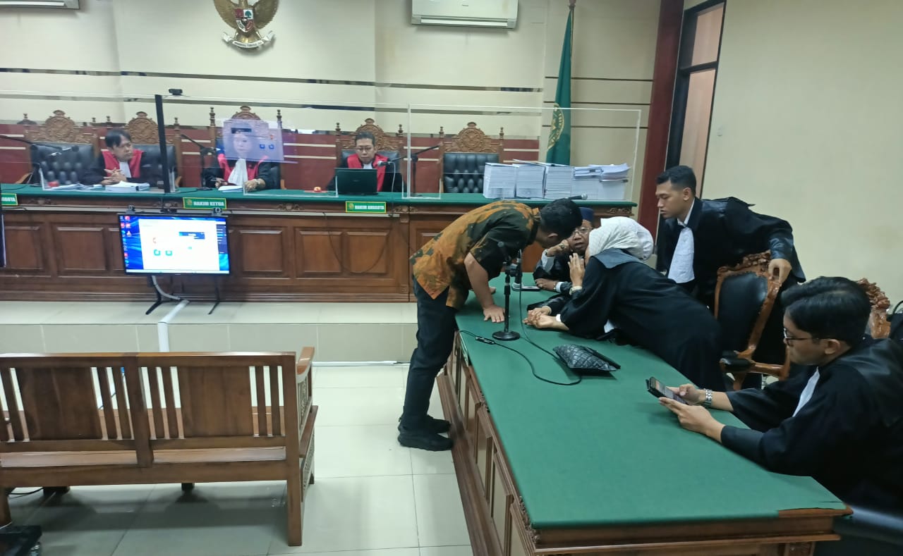 VONIS - Mantan Kepala BPPD Pemkab Sidoarjo Ari Suryono divonis majelis hakim Pengadilan Tipikor 5 tahun penjara, denda Rp 500 juta subsider 4 bulan serta uang pengganti senilai Rp 2,7 miliar dalam sidang putusan di Pengadilan Tipikor Juanda, Sidoarjo, Rab