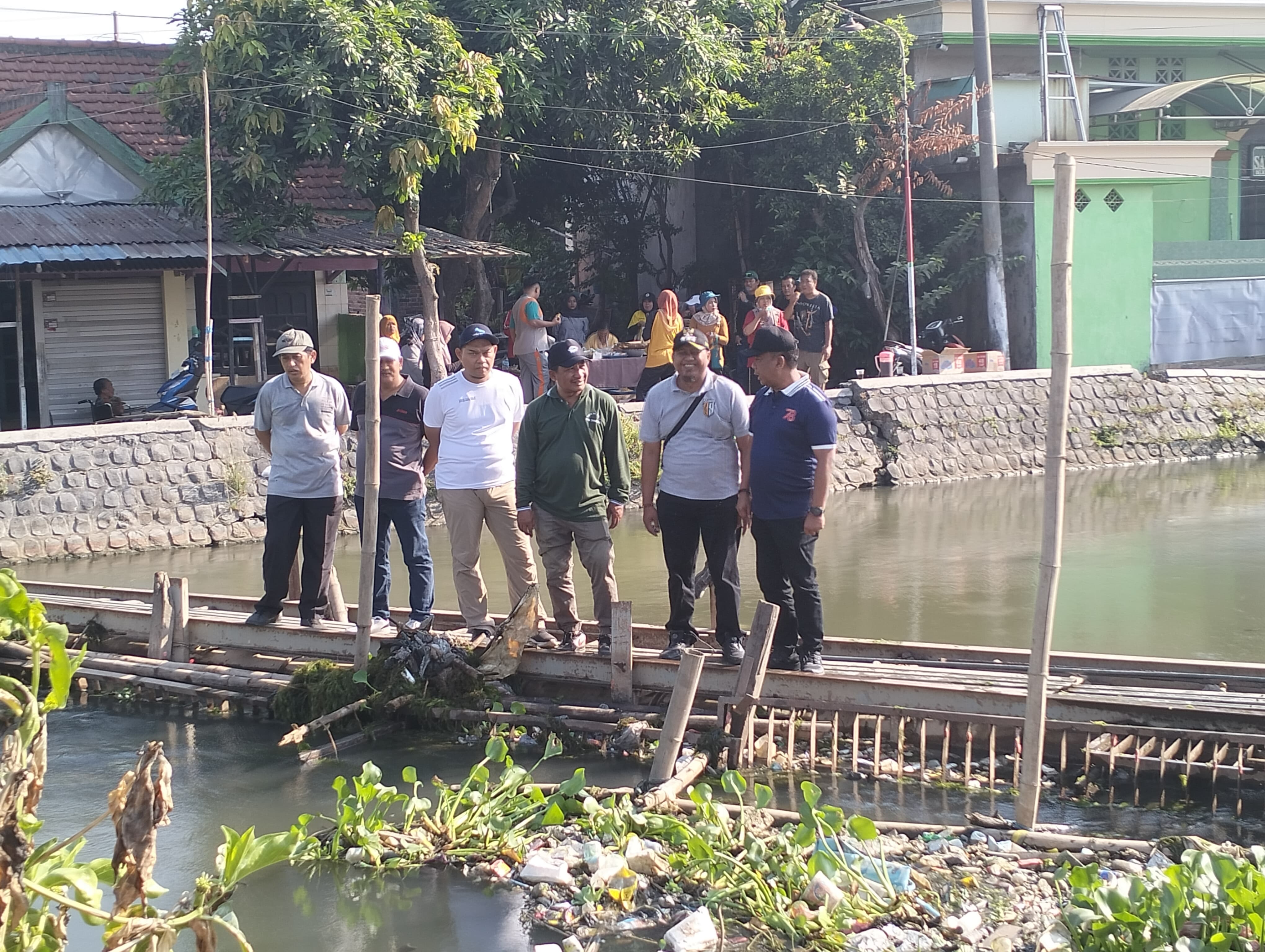 SIDAK - Pjs Bupati Sidoarjo, Muhammad Isa Anshori melakukan Inspeksi Mendadak (sidak) sekaligus mengajak masyarakat untuk bersih-bersih di Sungai Pelayaran Tawangsari, Kecamatan Taman dan Alun-Alun Sidoarjo, Jumat (11/10/2024). 