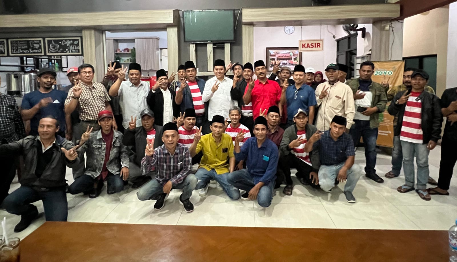 DUKUNGAN - Ratusan warga Madura di Sidoarjo memantabkan diri dan menyatukan tekad memenangkan Pasangan Calon (Paslon) Bupati dan Wakil Bupati (Wabup) Sidoarjo, Achmad Amir Aslichin dan Edy Widodo (SAE) di Rumah Makan Joyo, Kamis (10/10/2024) malam. 
