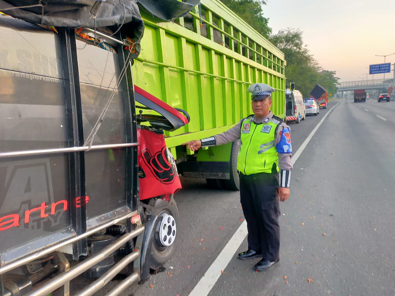 TABRAK - Kecelakaan lalu lintas terjadi antara truk Colt Diesel Toyota dan truk Hino Fuso di ruas Tol Sidoarjo menuju Waru akibat insiden ini dua orang tewas di lokasi karena terjepit bodi truk, Jumat (11/10/2024).