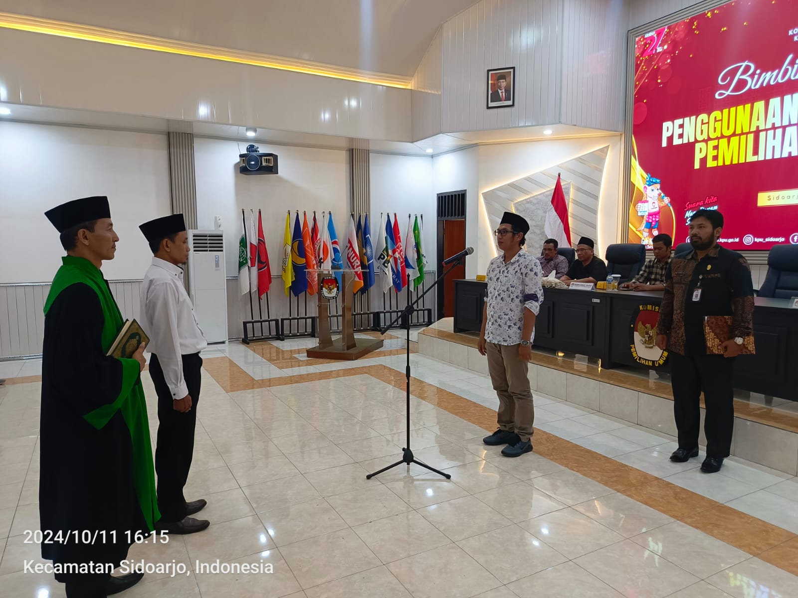 LANTIK - Ketua KPU Sidoarjo Fauzan Adhim melantik M Anas Fachruddin menggantikan Imrotus Solicha melalui prosesi PAW sebagai anggota PPK Candi di aula KPU Sidoarjo, Jumat (11/10/2024) sore.