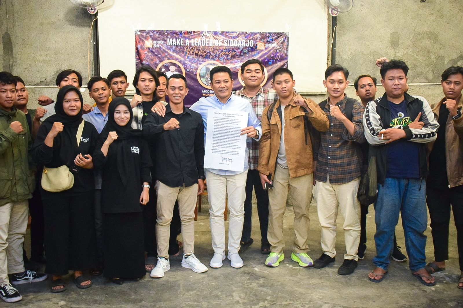 BUKA PERAN - Calon Bupati Sidoarjo, Subandi membuka seluas-luasnya peran pemuda untuk ikut membangun Kabupaten Sidoarjo dalam dialog yang digelar para pemuda di salah satu Cafe di JL Majapahit, Sidoarjo Kota, Jumat (11/10/2024) malam.