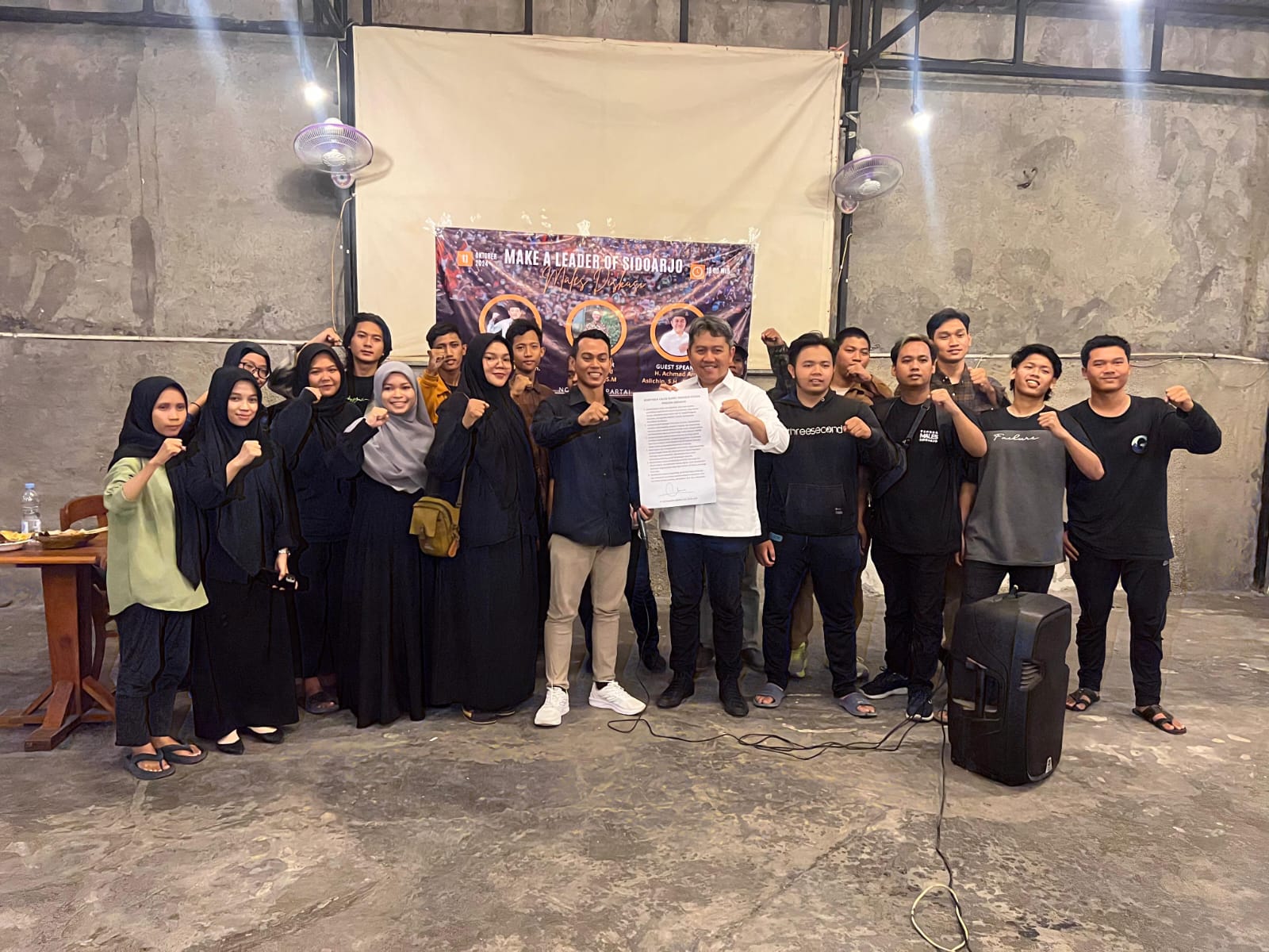 RANGKUL - Calon Bupati Sidoarjo, Achmad Amir Aslichin (Mas Iin) mengajak dan merangkul generasi muda untuk ikut berkontribusi membangun Sidoarjo dalam dialog di sebuah Cafe di JL Mojopahit, Sidoarjo Kota, Jumat (11/10/2024) malam. 