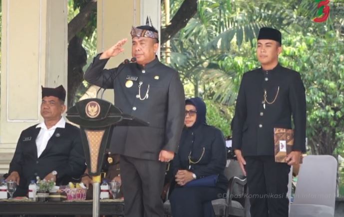 UPACARA - Pjs Bupati Sidoarjo, Muhammad Isa Anshori menjadi inspektur upacara dalam peringatan Hari Jadi Ke 79 Provinsi Jawa Timur 2024 bertema Jawa Timur Bersatu Bersama Untuk Maju di Alun-Alun Sidoarjo, Sabtu (12/10/2024).