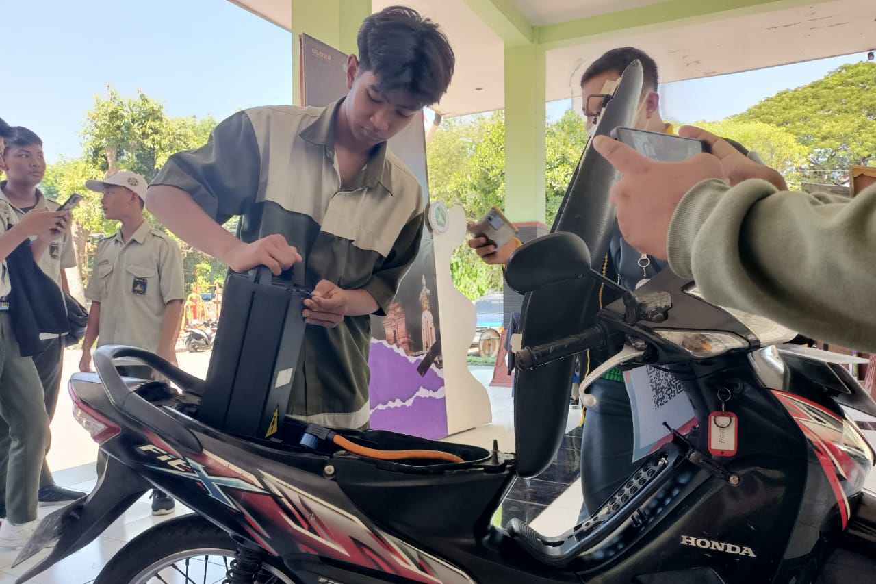 PAMERAN - Siswa SMK YPM 8 Sidoarjo menggelar acara pameran dan pentas seni bertajuk Pameran Tefa SYS 8 Present Performing Arts Competition 2K 24 di Balai Kesenian Dinas Pemuda, Olahraga dan Pariwisata (Disporapar) Pemkab Sidoarjo, Sabtu (12/10/2024) sore.