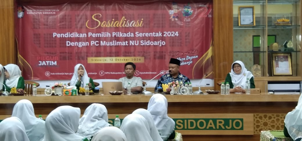 SOSIALISASI - Kegiatan sosialisasi Pemilukada yang digelar KPU Kabupaten Sidoarjo di Aula Kantor PC Muslimat Sidoarjo di Desa Larangan, Kecamatan Candi, Sidoarjo soal pencegahan money politic, Sabtu (12/10/2024). 