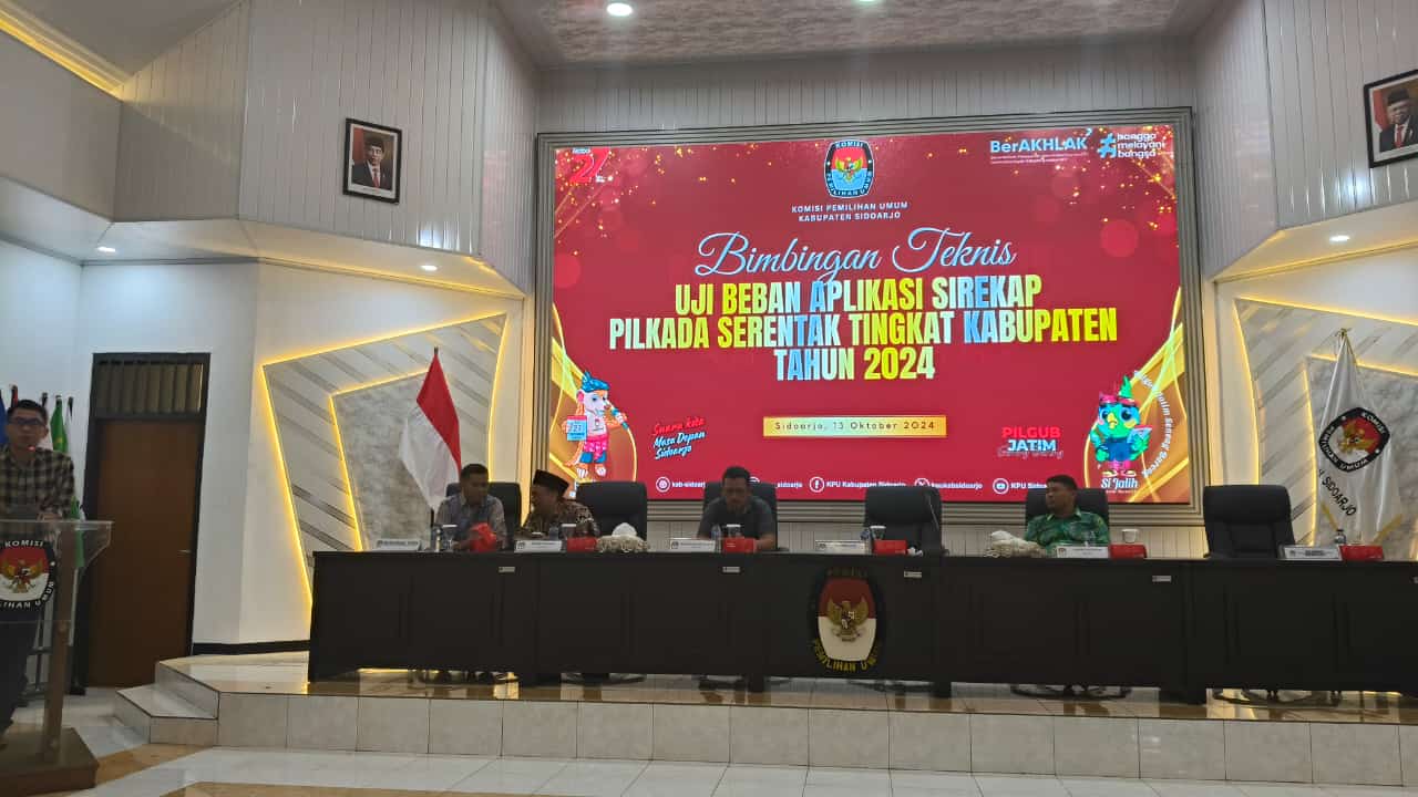 SIREKAP - Komisioner KPU Kabupaten Sidoarjo bersama petugas PPK tengah melakukan uji coba SIREKAP Pilkada 2024, Minggu (13/10/2024). 