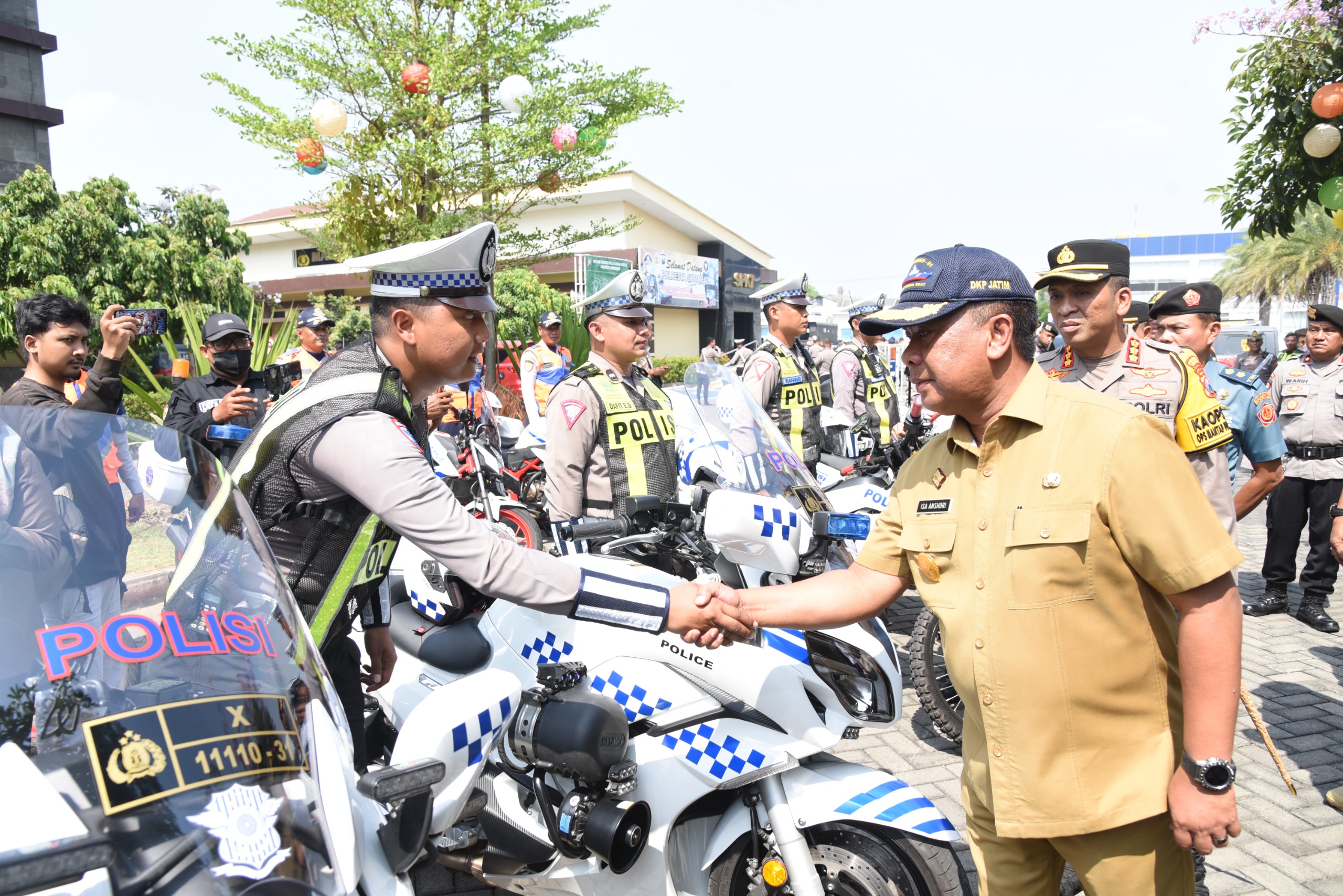 APEL - Pjs Bupati Sidoarjo Muhammad Isa Anshori menjadi Inspektur upacara yang didampingi Kapolresta Sidoarjo Kombes Pol Christian Tobing saat Apel Gelar Pasukan Operasi Zebra Semeru 2024 di lapangan Mapolresta Sidoarjo, Senin (14/10/2024). 
