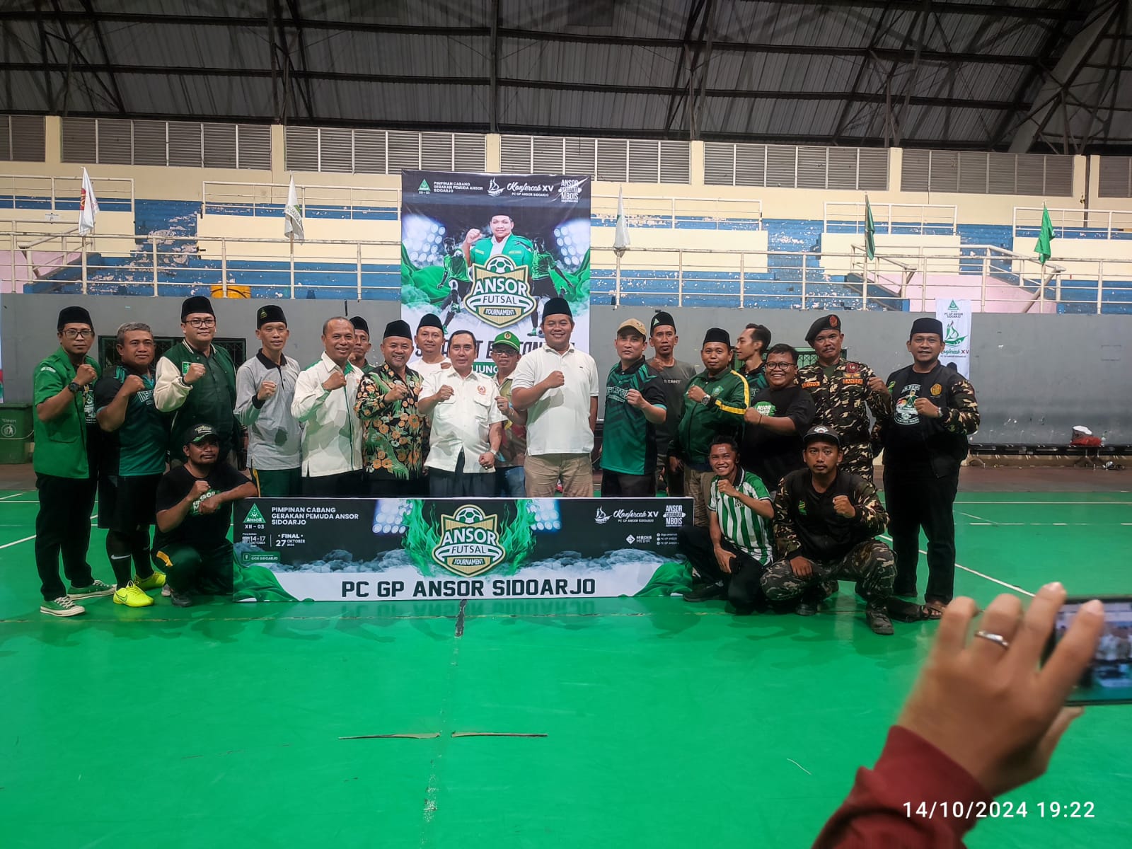 PEMBUKAAN - GP PC Ansor Sidoarjo terus memupuk semangat pengurus untuk hidup sehat melalui olahraga salah satunya rangkaian Konfercab, GP PC Ansor Sidoarjo diisi dengan menggelar Turnamen Futsal di GOR Serba Guna Sidoarjo, Senin (14/10/2024) sore.