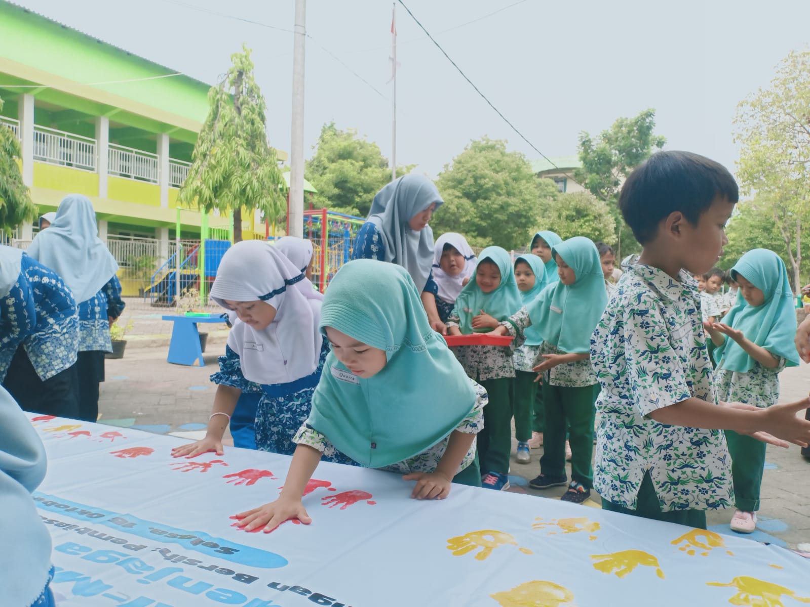 CUCI TANGAN - Kepala KB TK Al Muslim, Siti Aminah KB TK Al Muslim bersama FKM Unair Surabaya memperingati Hari Cuci Tangan Sedunia diperingati setiap 15 Oktober bertema Tangan Bersih, Badan Sehat Ceria dengan berbagai kegiatan, Selasa (15/10/2024).
