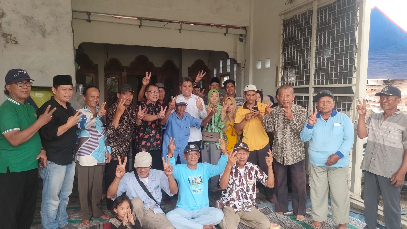 DUKUNGAN - Perwakilan para petani memberikan dukungan kepada Cabup Sidoarjo, Achmad Amir Aslichin (Mas Iin) saat rembug dengan petani di Desa Ngaresrejo, Kecamatan Sukodono, Sidoarjo, Selasa (15/10/2024) siang. 
